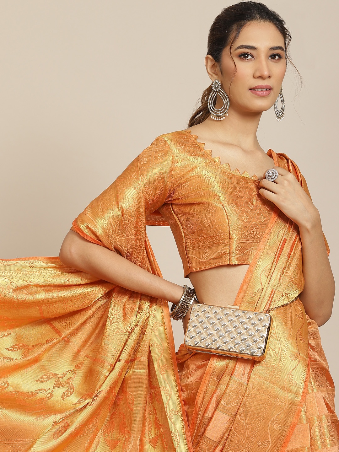 

RAJGRANTH Pink & Golden Ethnic Motifs Silk Cotton Banarasi Saree