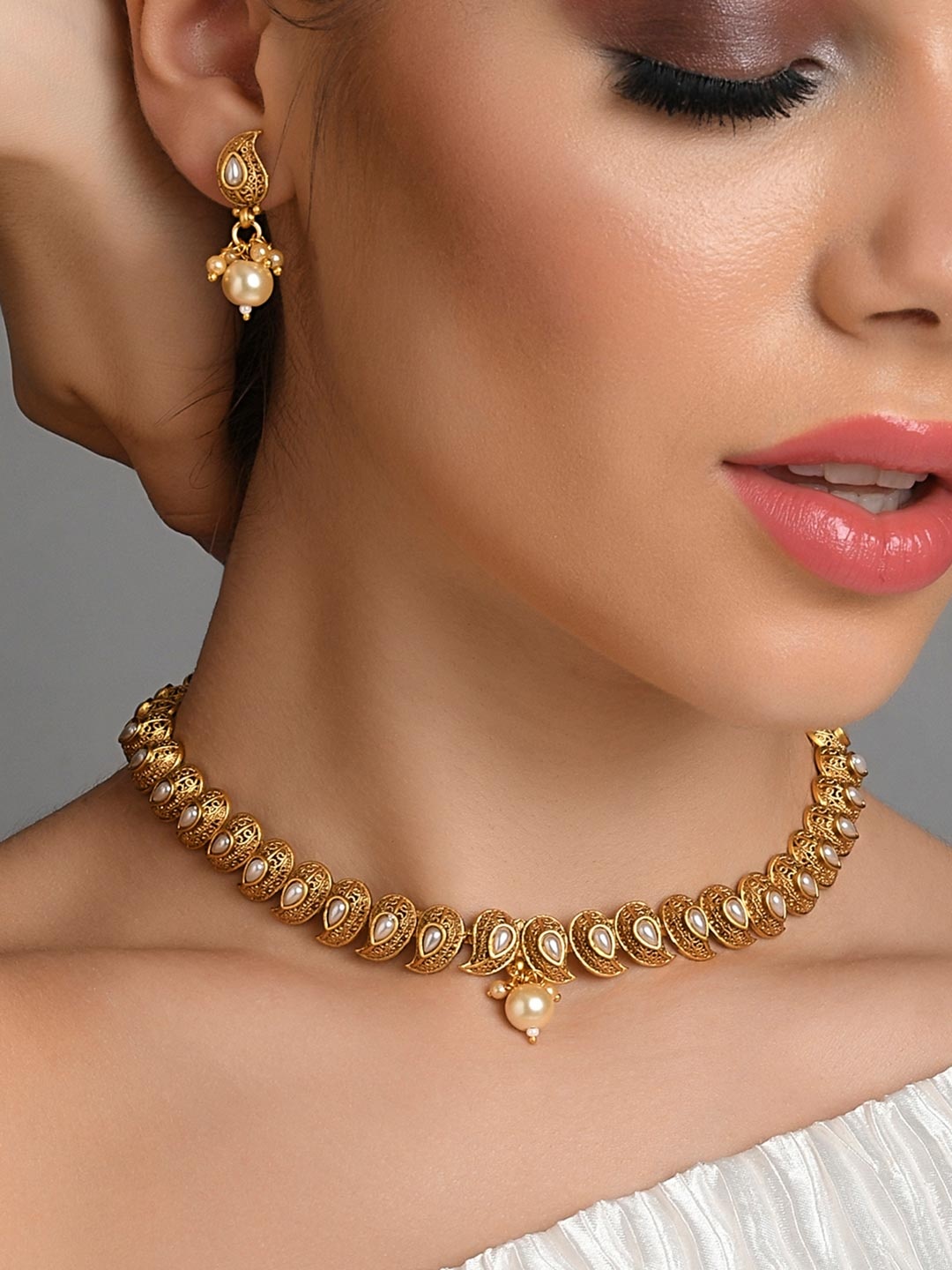 

Fida Gold-Plated White Pearl Beaded Jewellery Set