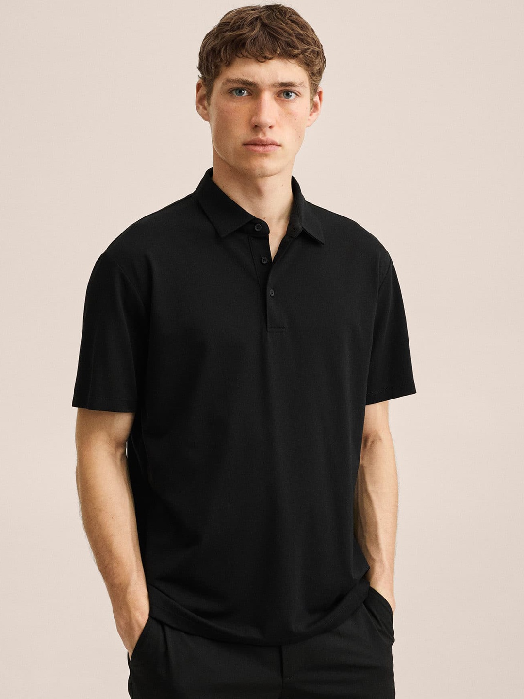 

MANGO MAN Black Solid Polo Collar T-shirt