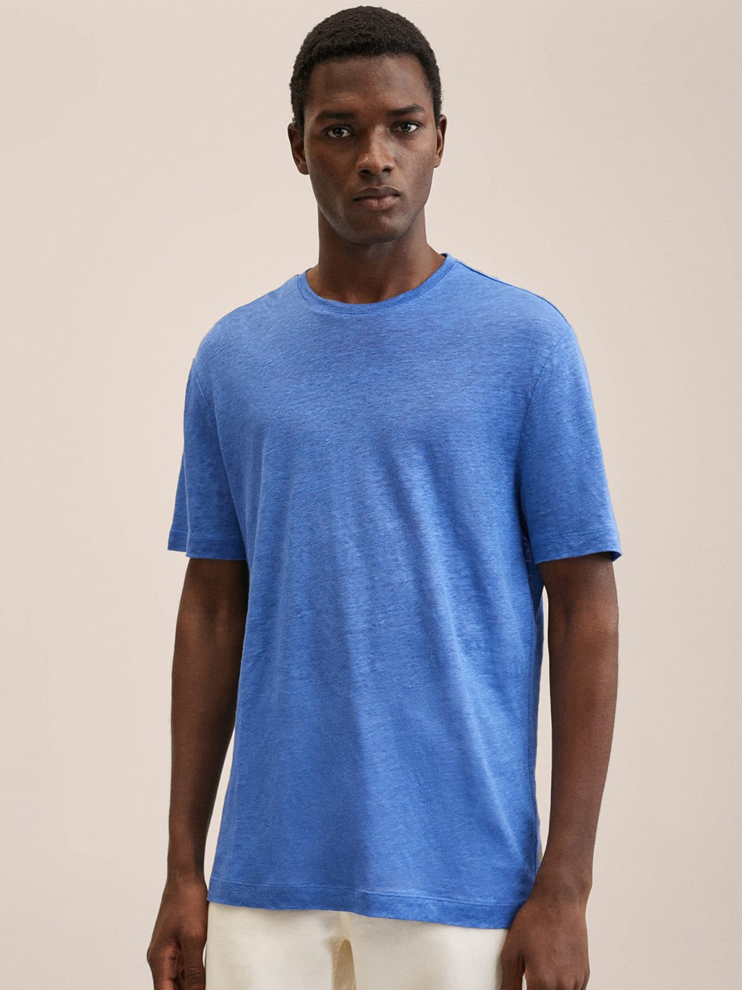 

MANGO MAN Blue Pure Linen Solid T-shirt