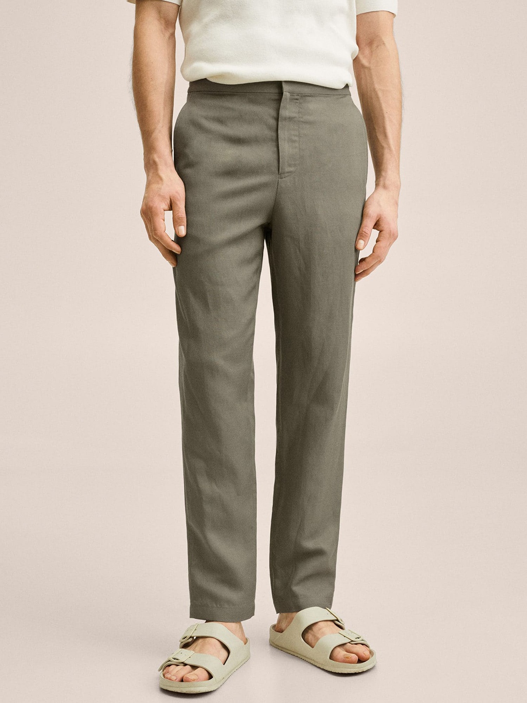 

MANGO MAN Olive Green Solid Trousers