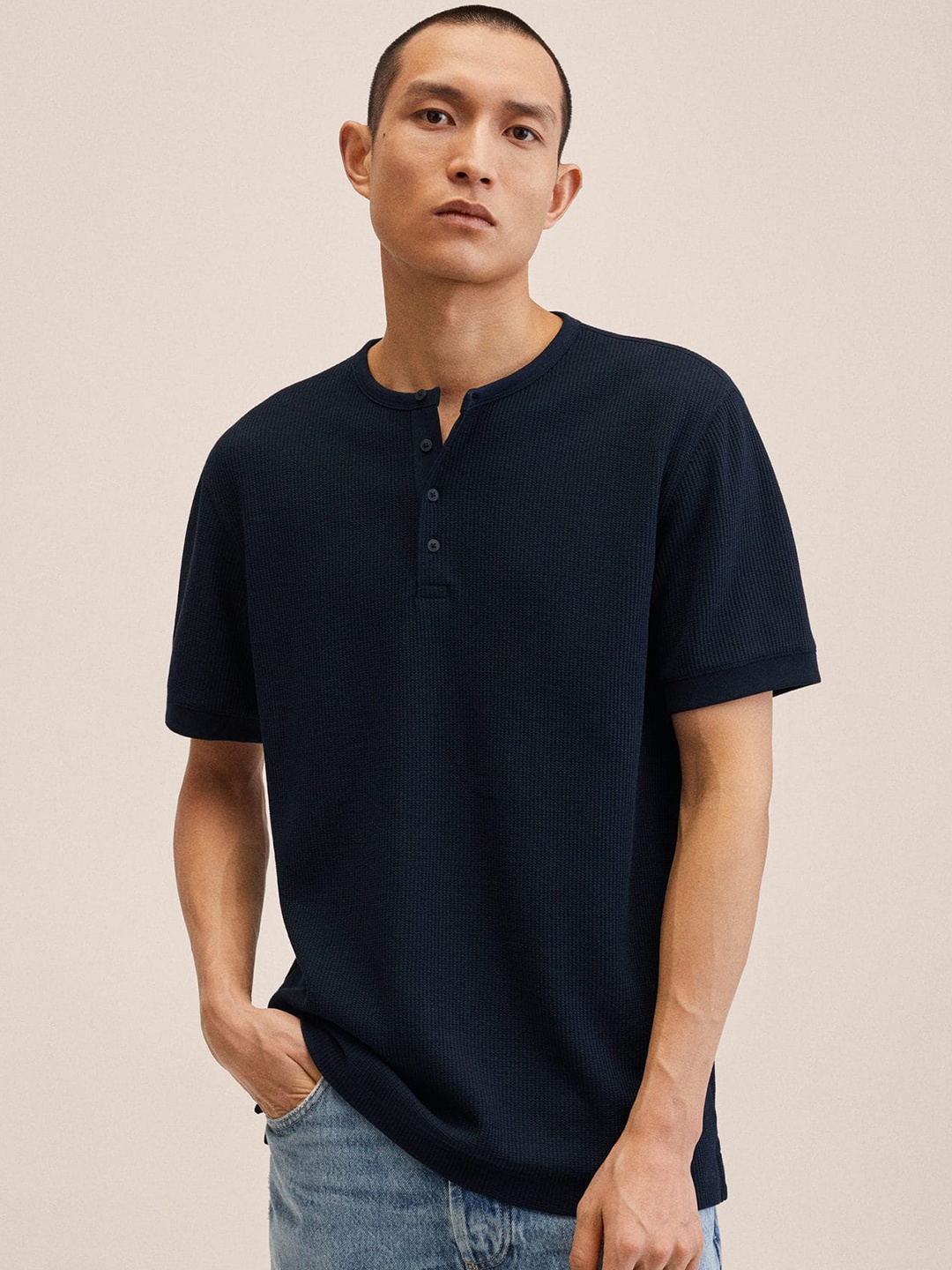 

MANGO MAN Navy Blue Solid Henley Neck T-shirt