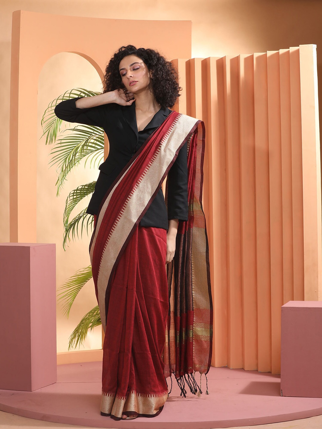 

BEATITUDE Red & Gold-Toned Woven Design Zari Pure Cotton Saree