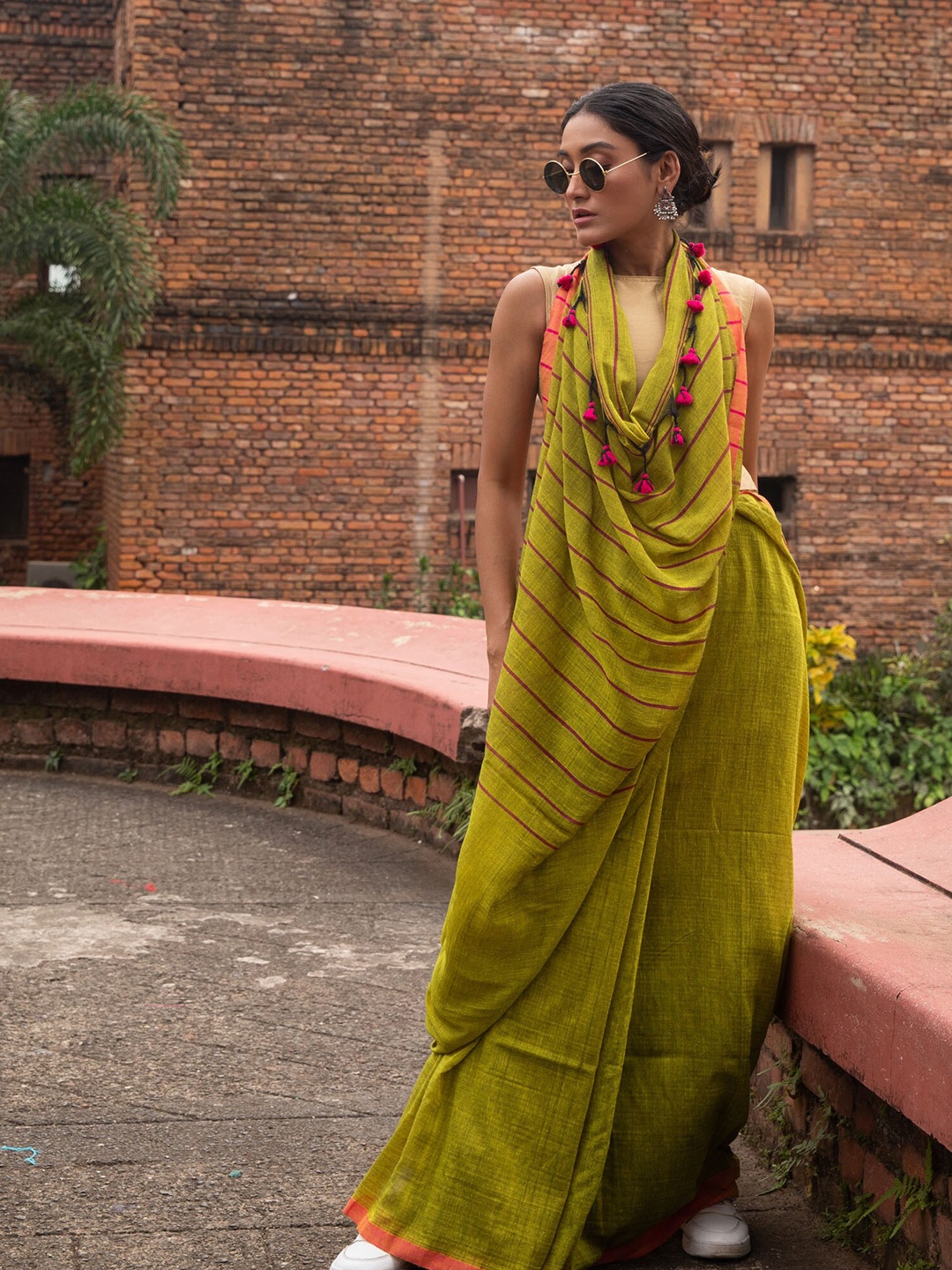 

BEATITUDE Green & Red Woven Design Pure Cotton Saree