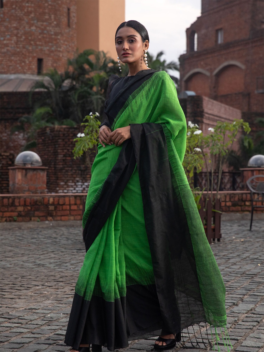 

BEATITUDE Green & Black Pure Cotton Saree