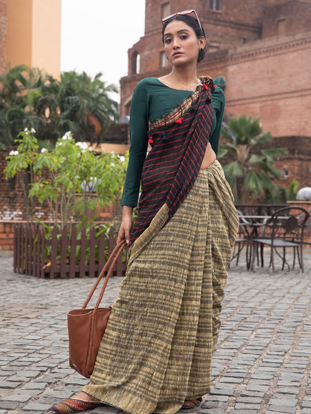

BEATITUDE Beige & Black Striped Pure Cotton Saree