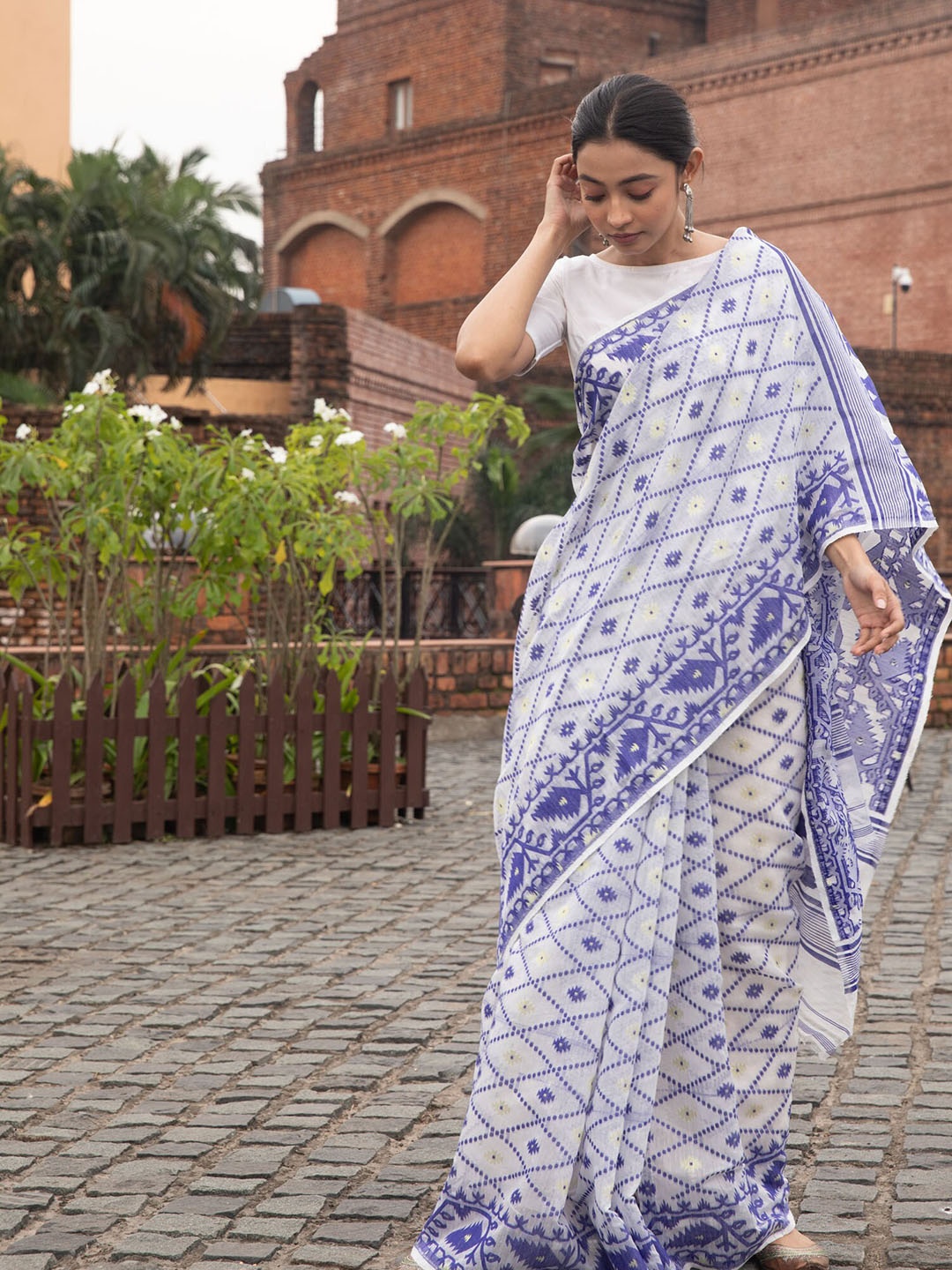 

BEATITUDE White & Blue Ethnic Motifs Silk Cotton Jamdani Saree