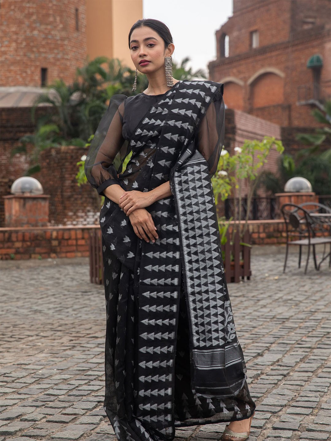 

BEATITUDE Black & Silver-Toned Ethnic Motifs Silk Cotton Jamdani Saree