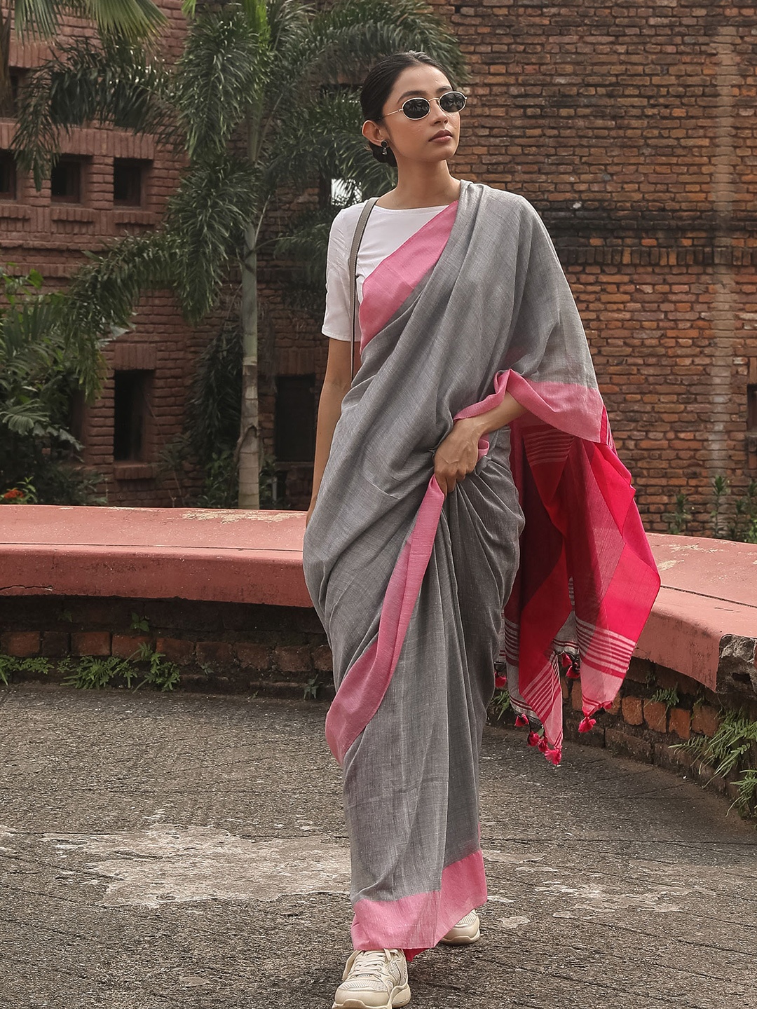 

BEATITUDE Grey & Pink Woven Pure Cotton Saree