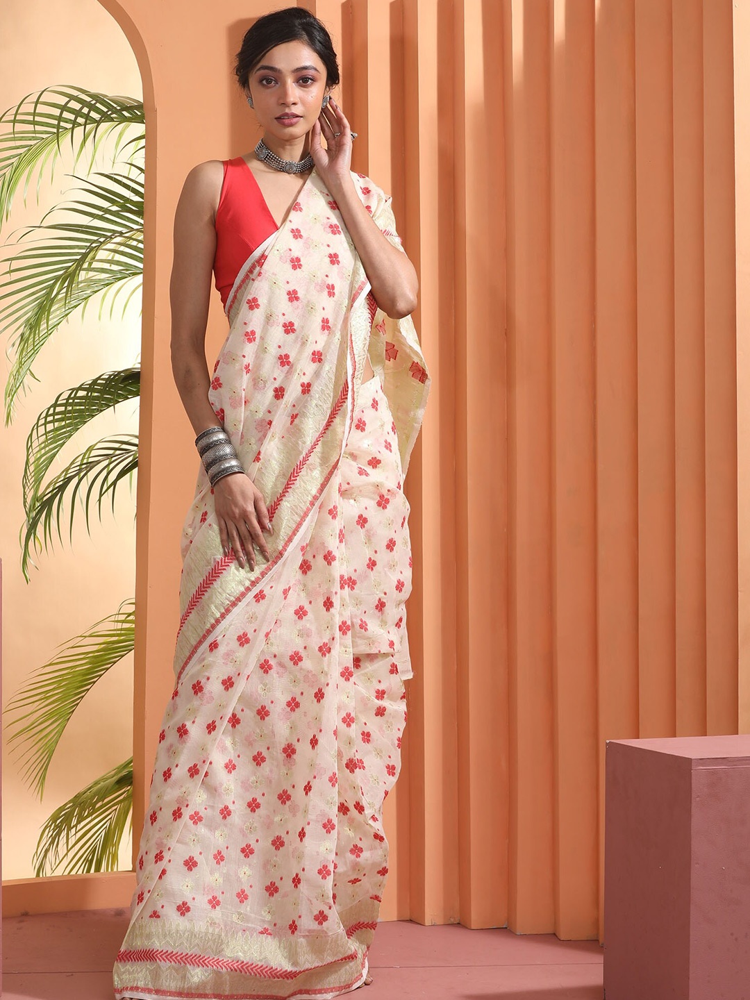 

BEATITUDE Cream-Coloured & Red Floral Silk Cotton Jamdani Saree