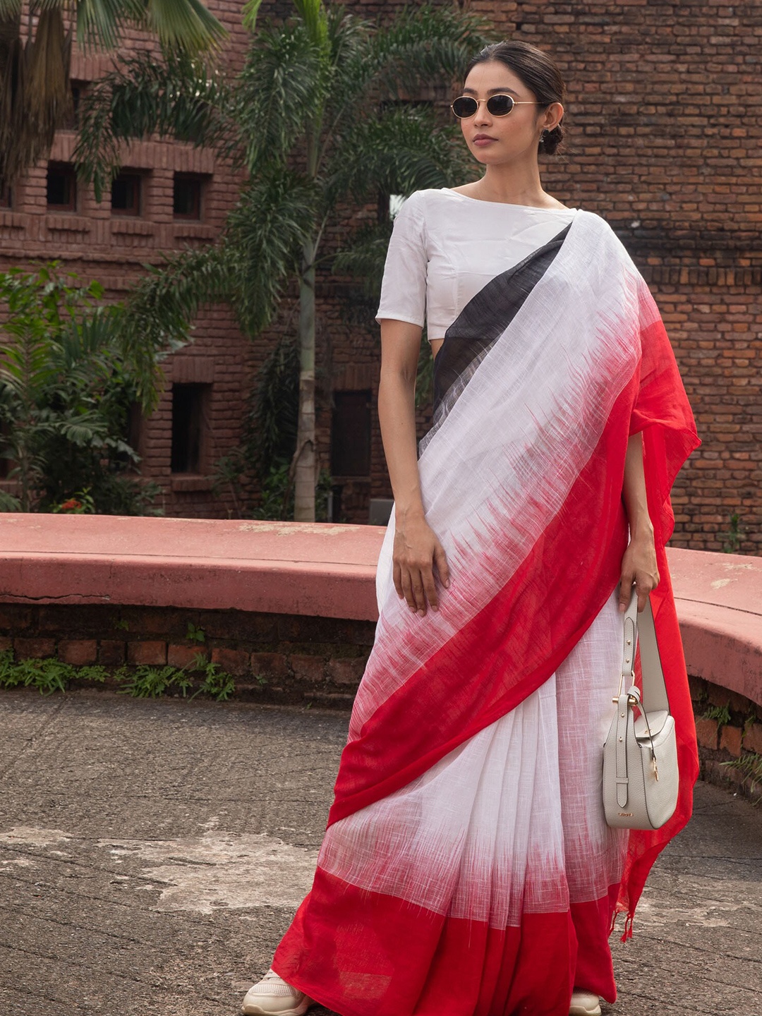 

BEATITUDE White & Red Pure Cotton Saree