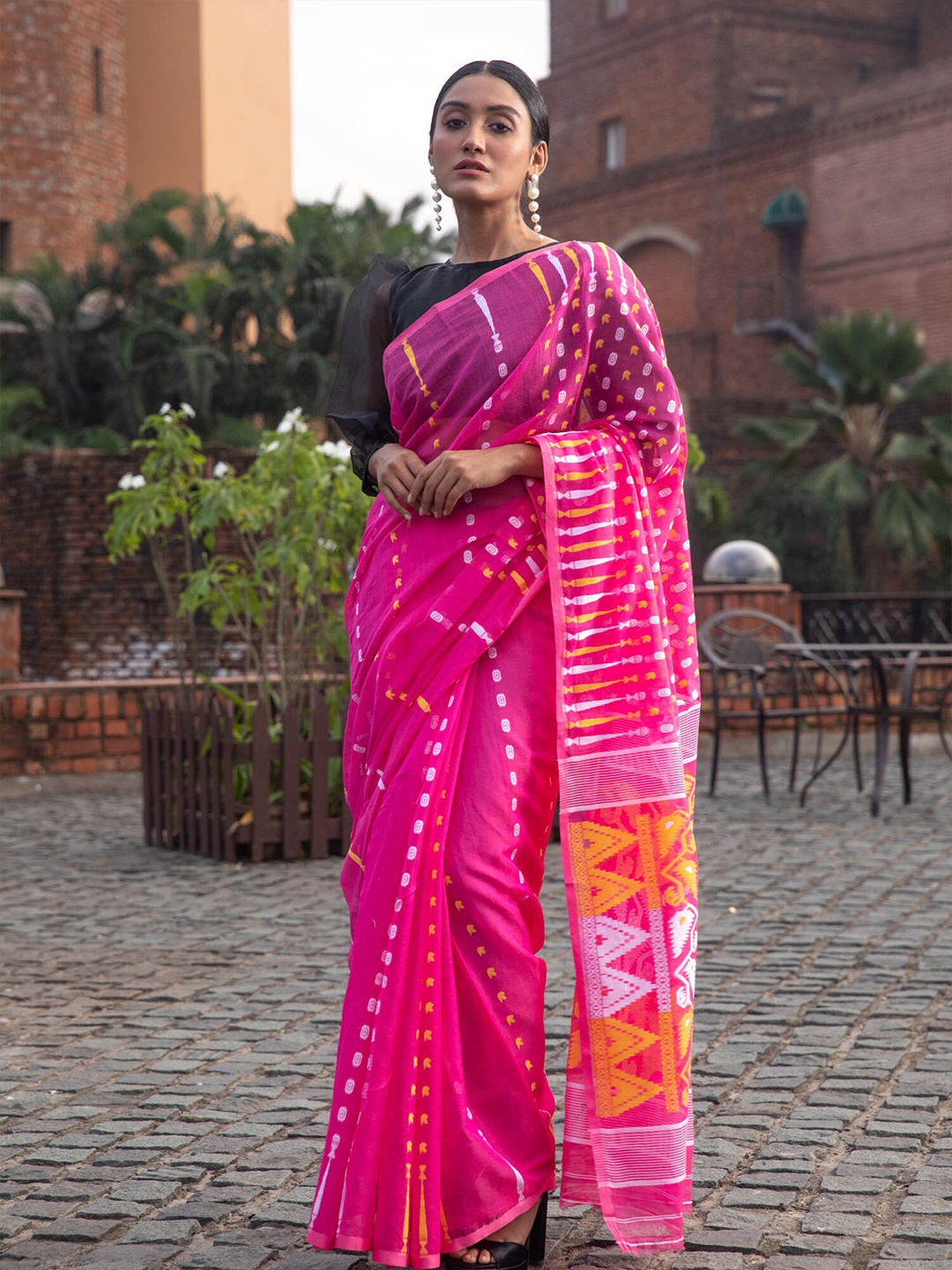 

BEATITUDE Pink & Silver-Toned Woven Design Zari Silk Cotton Jamdani Saree