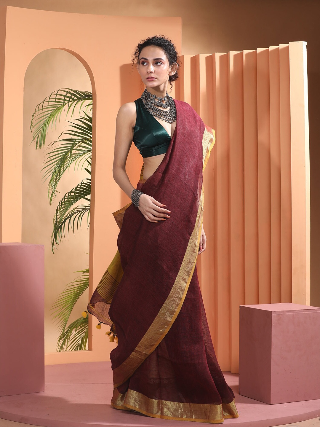 

BEATITUDE Red & Green Zari Pure Linen Saree