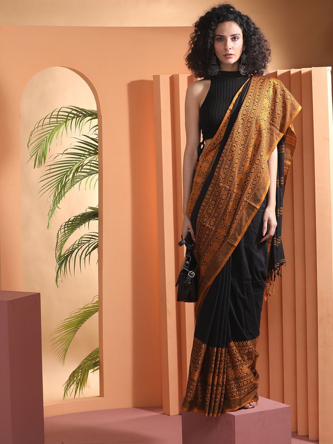 

BEATITUDE Black & Gold-Toned Pure Cotton Saree
