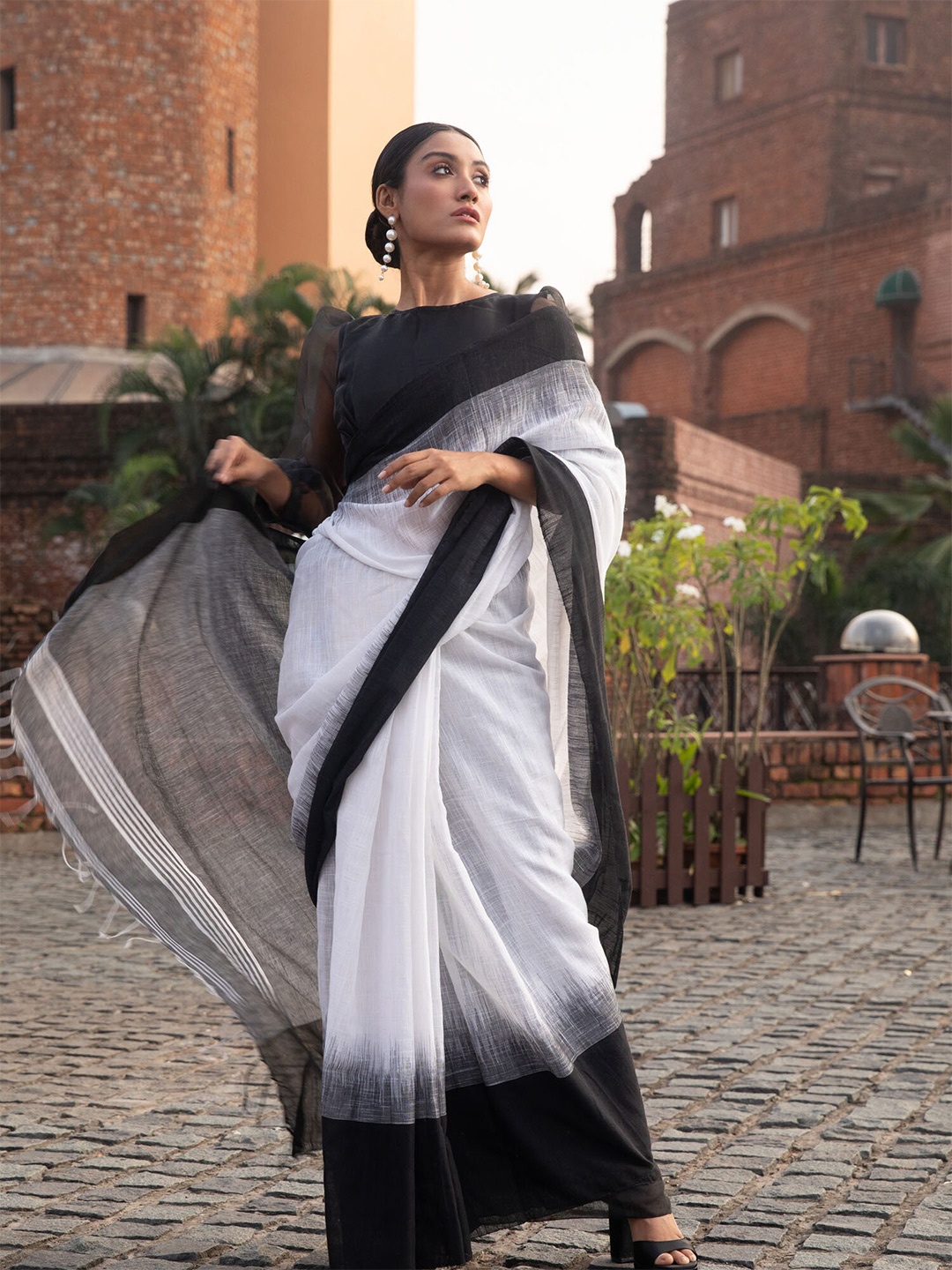 

BEATITUDE White & Black Pure Cotton Saree