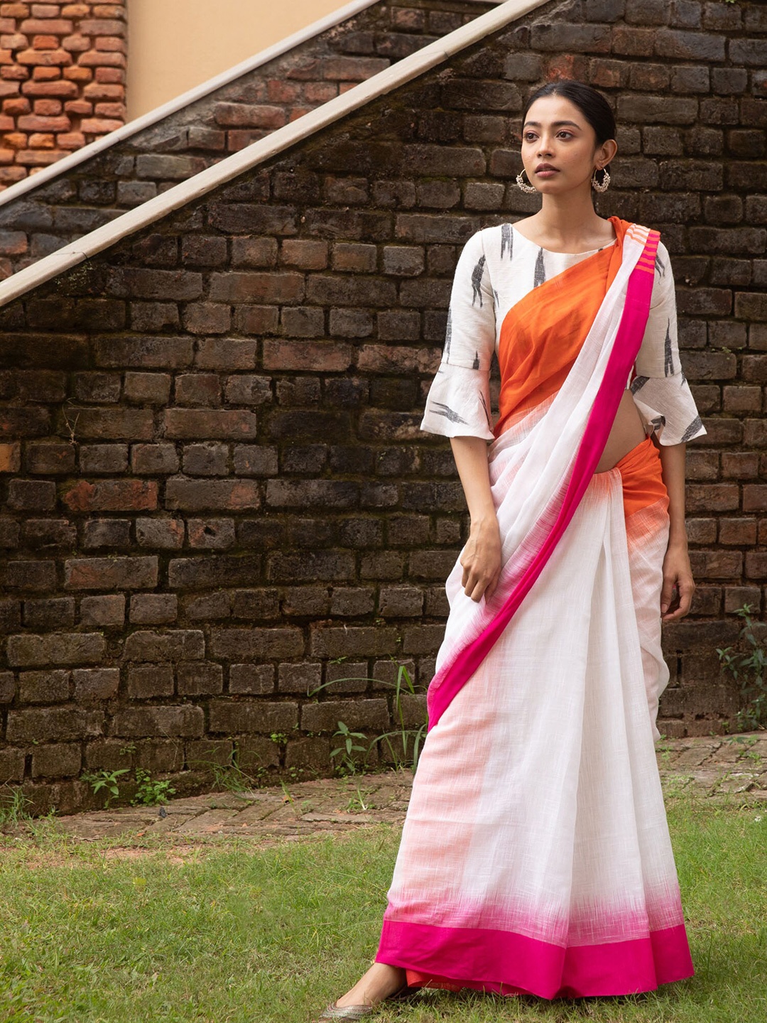 

BEATITUDE White & Pink Colourblocked Pure Cotton Saree