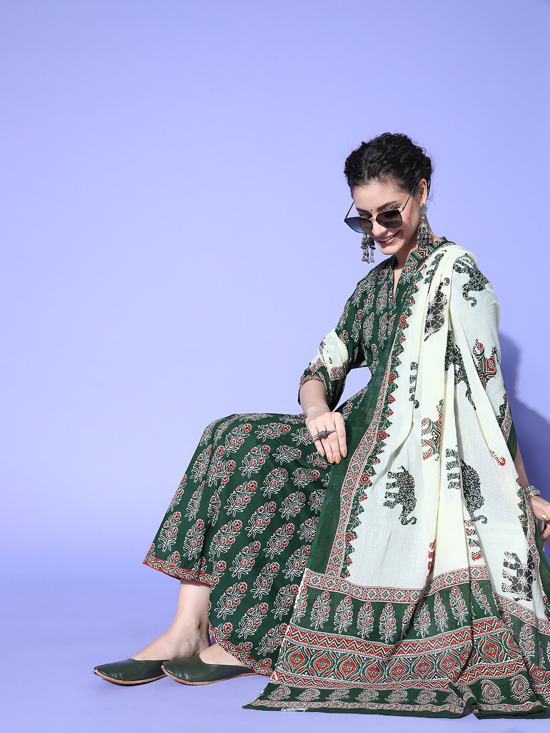 

Indo Era Women Ethnic Motifs Cotton Blend Print Parade Kurta Set, Green