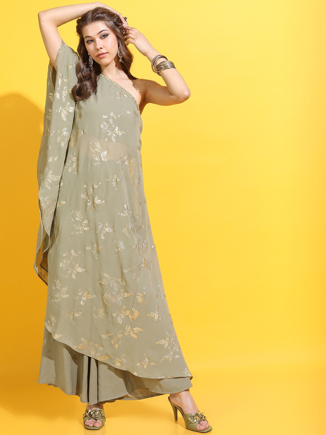 

Vishudh Women Green Floral Printed Kurta with Palazzos