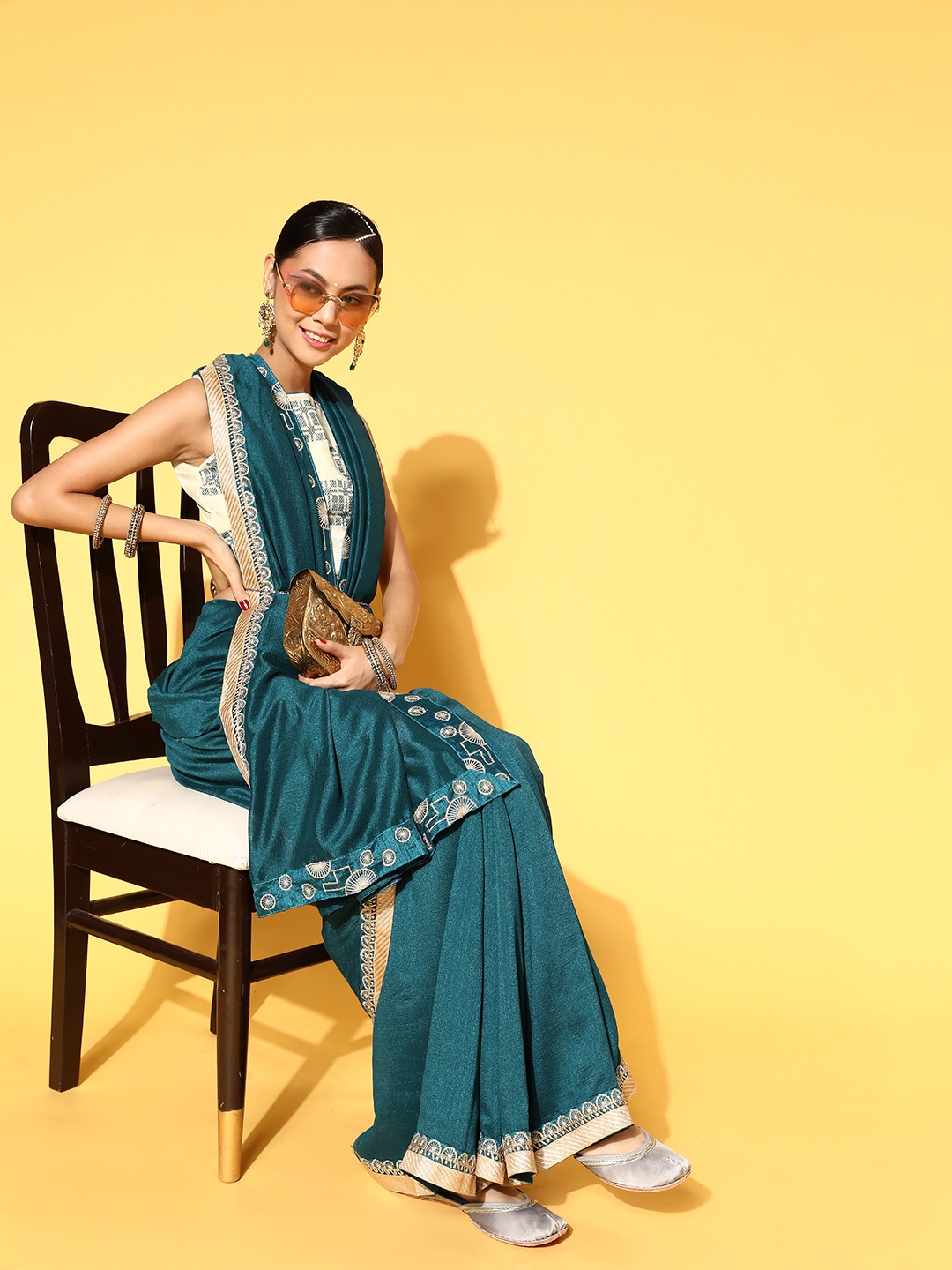 

HERE&NOW Solid Pure Georgette Saree With Border, Green