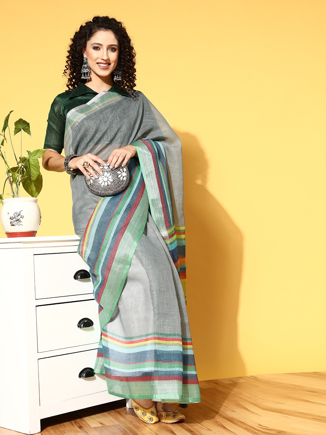 

HERE&NOW Solid Pure Linen Saree with Striped Border, Grey