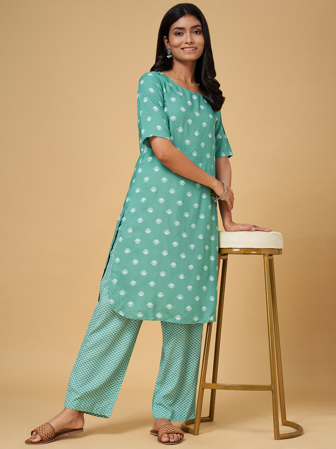 

RANGMANCH BY PANTALOONS Women Green Ethnic Motifs Embroidered Thread Work Kurti with Trousers