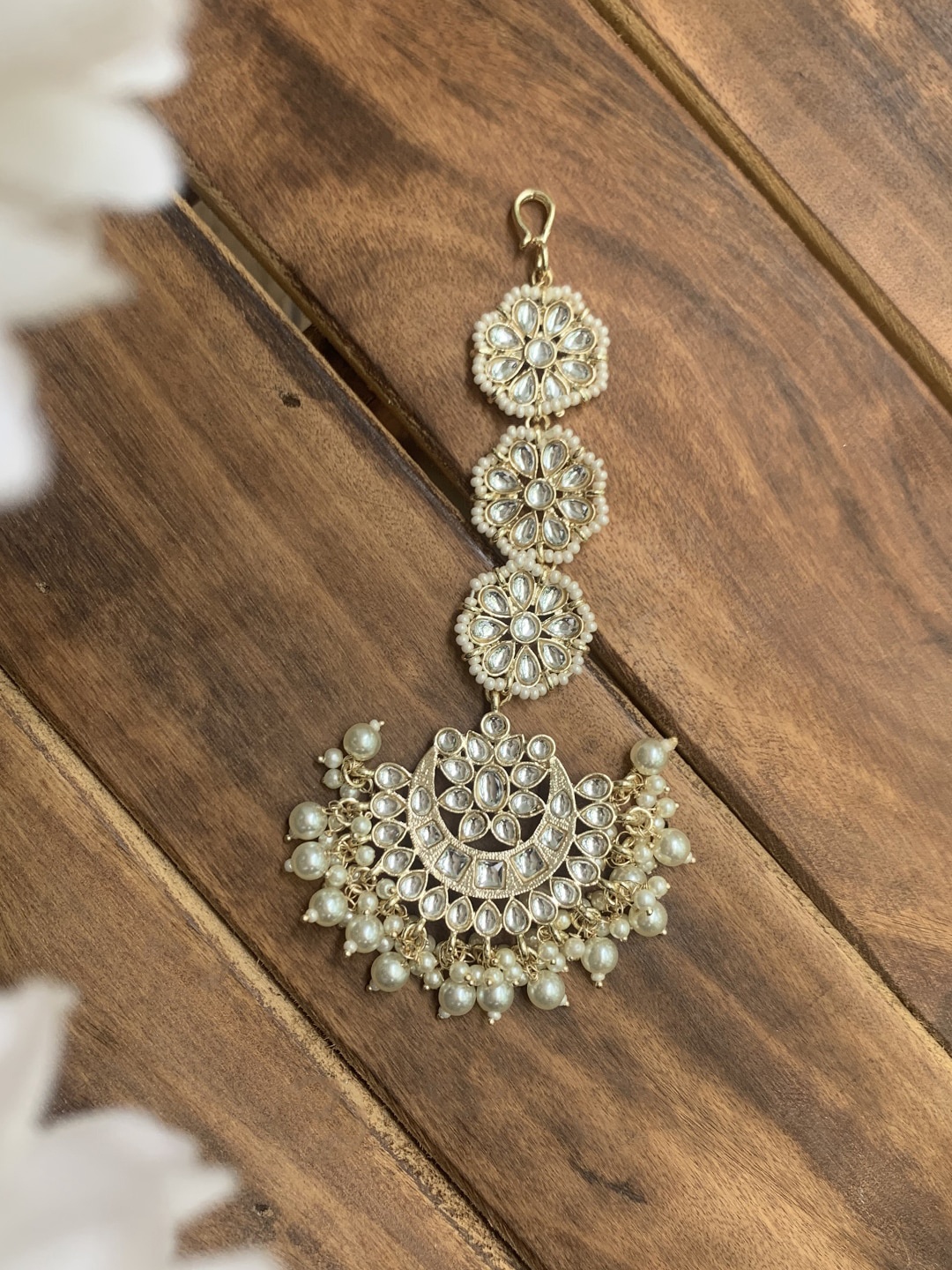 

Ishhaara Gold-Toned & Brass-Plated Kundan Studded Classic Chandbalis Maang Tikka