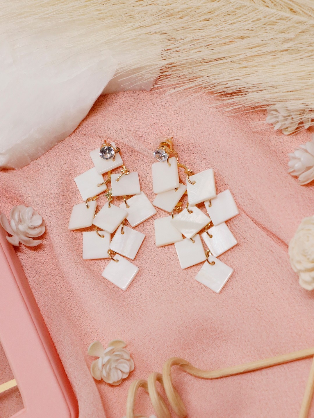 

Ishhaara White Feather Shaped Drop Earrings