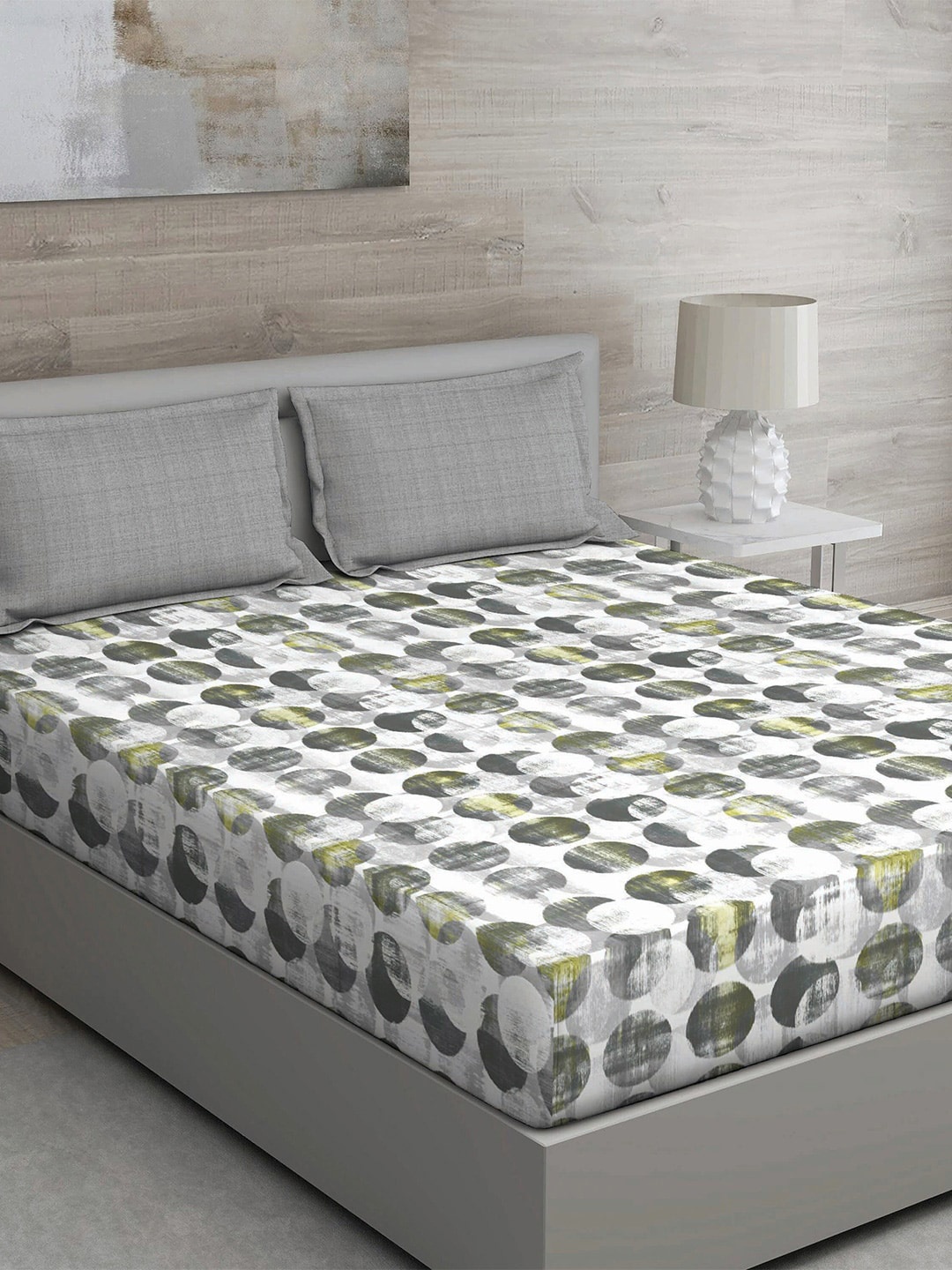 

GM Grey & White Geometric 144 TC Queen Bedsheet with 2 Pillow Covers