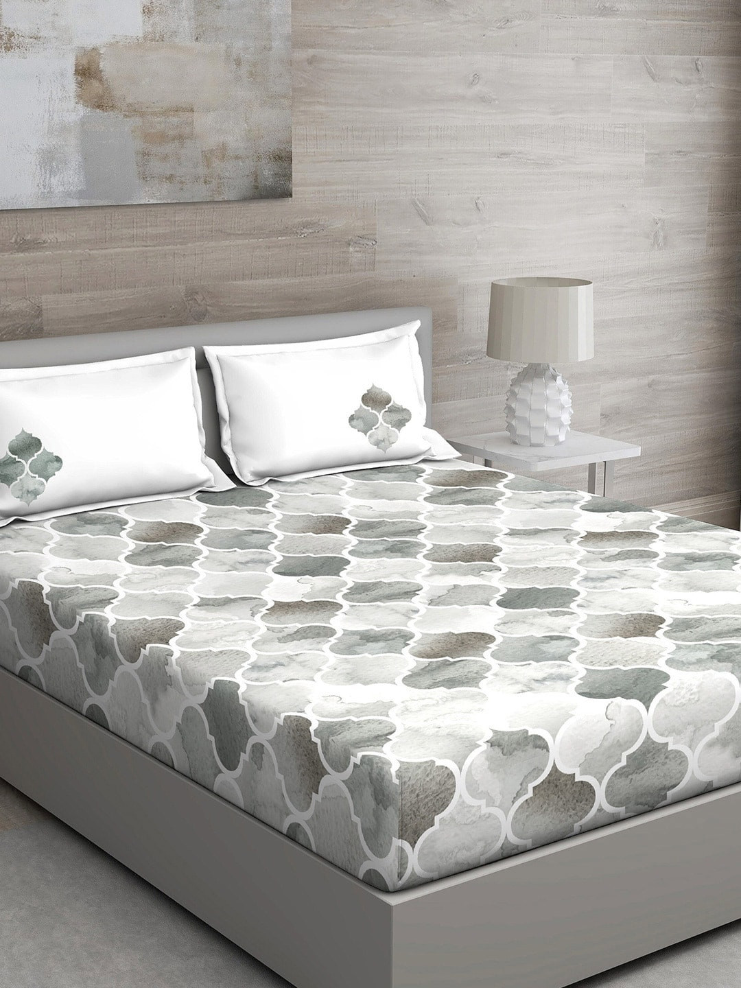 

GM Grey & White Geometric 150 TC 1 Super Queen Bedsheet with 2 Pillow Covers