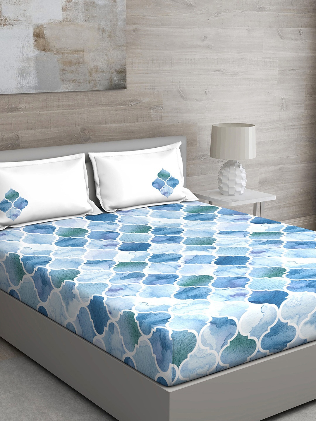 

GM Blue & White Geometric 150 TC Queen Bedsheet with 2 Pillow Covers
