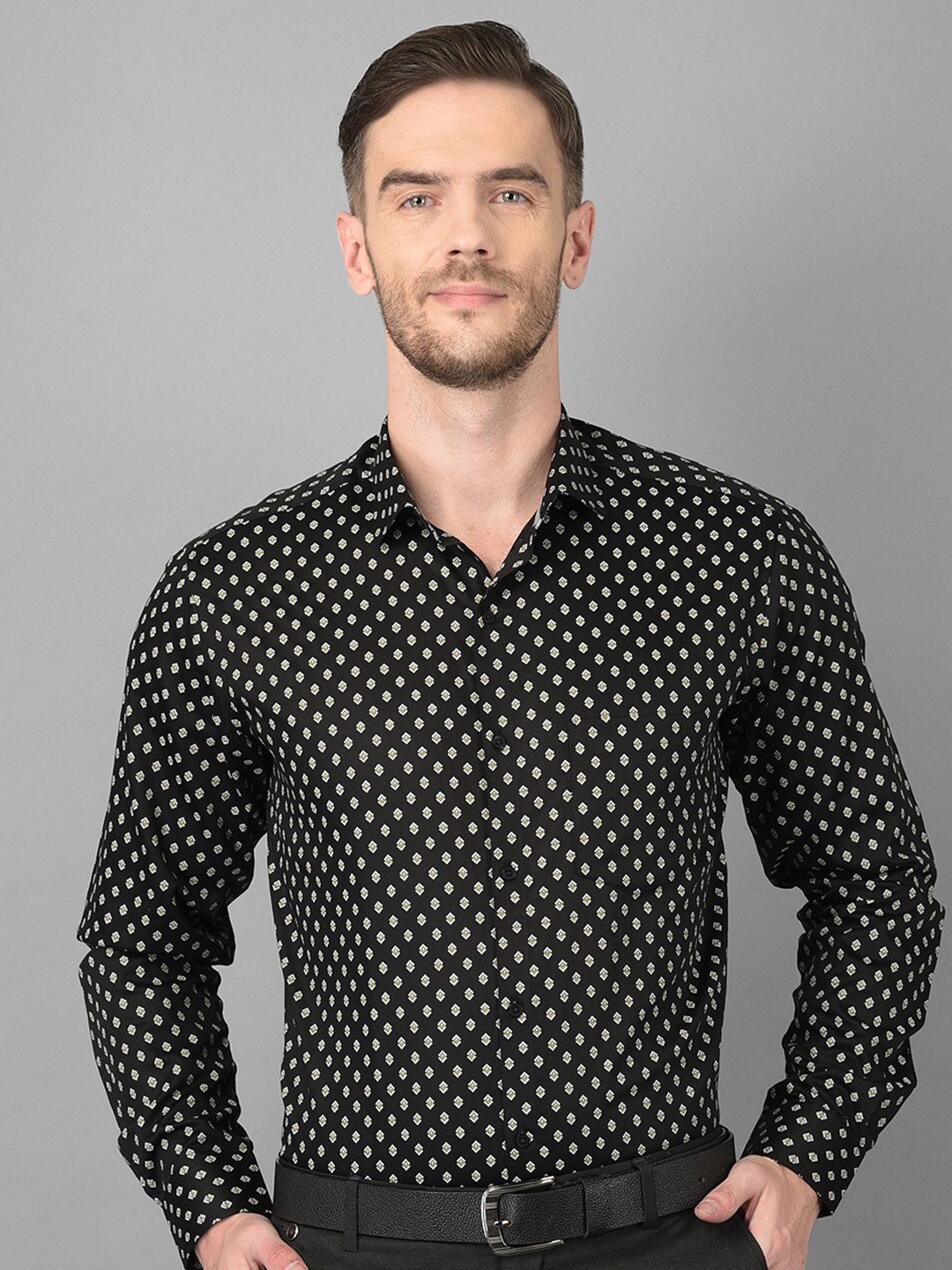 

Canary London Men Black Smart Slim Fit Printed Semiformal Shirt