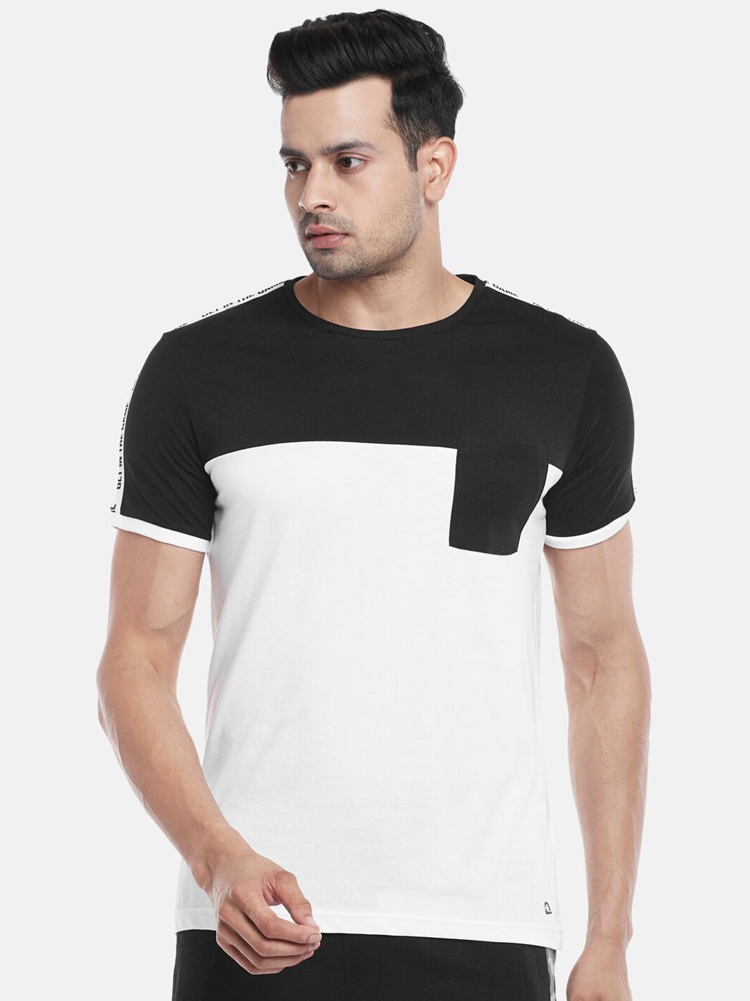 

Ajile by Pantaloons Men White & Black Colourblocked Slim Fit T-shirt