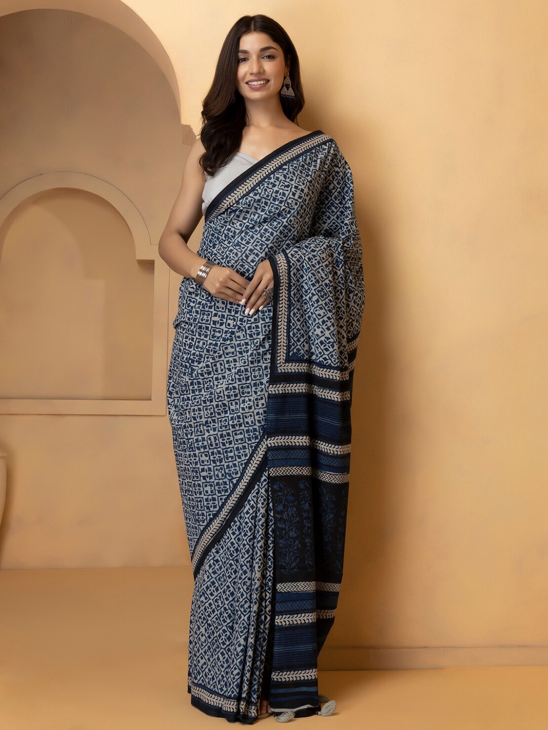 

Geroo Jaipur Blue & White Floral Block Print Pure Cotton Bagru Saree