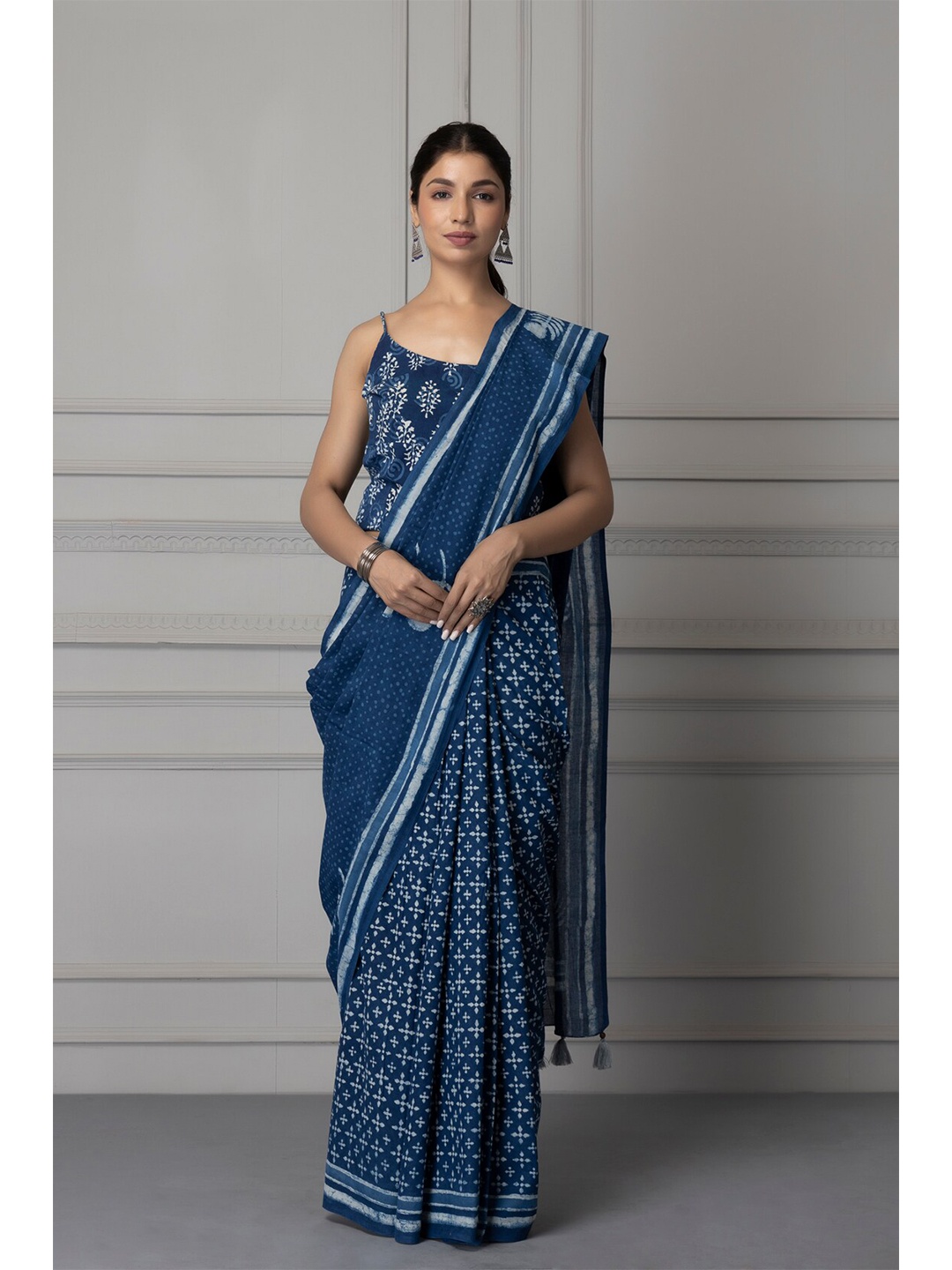 

Geroo Jaipur Blue & White Pure Cotton Bagru Saree