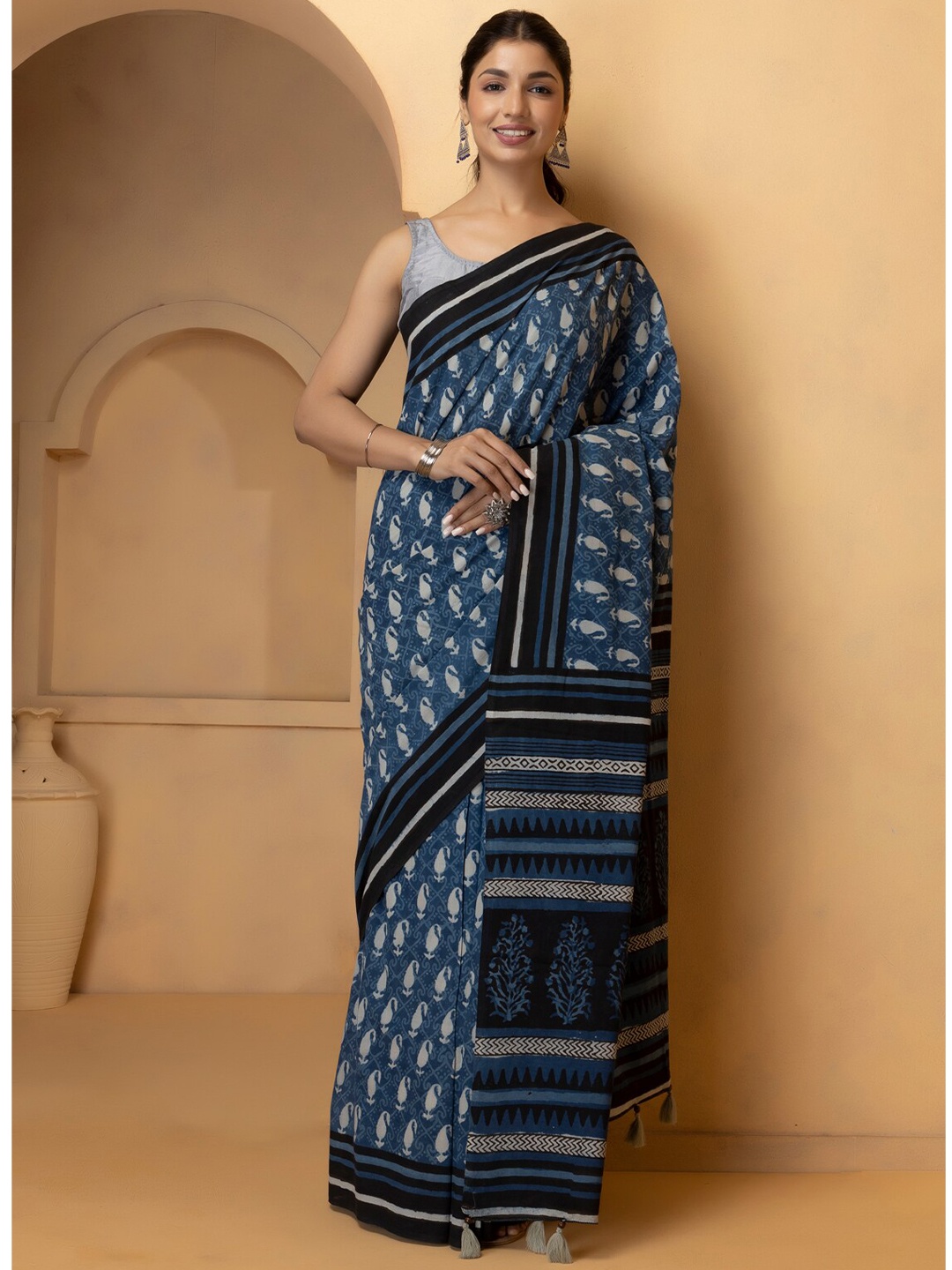 

Geroo Jaipur Blue & White Printed Pure Cotton Bagru Saree