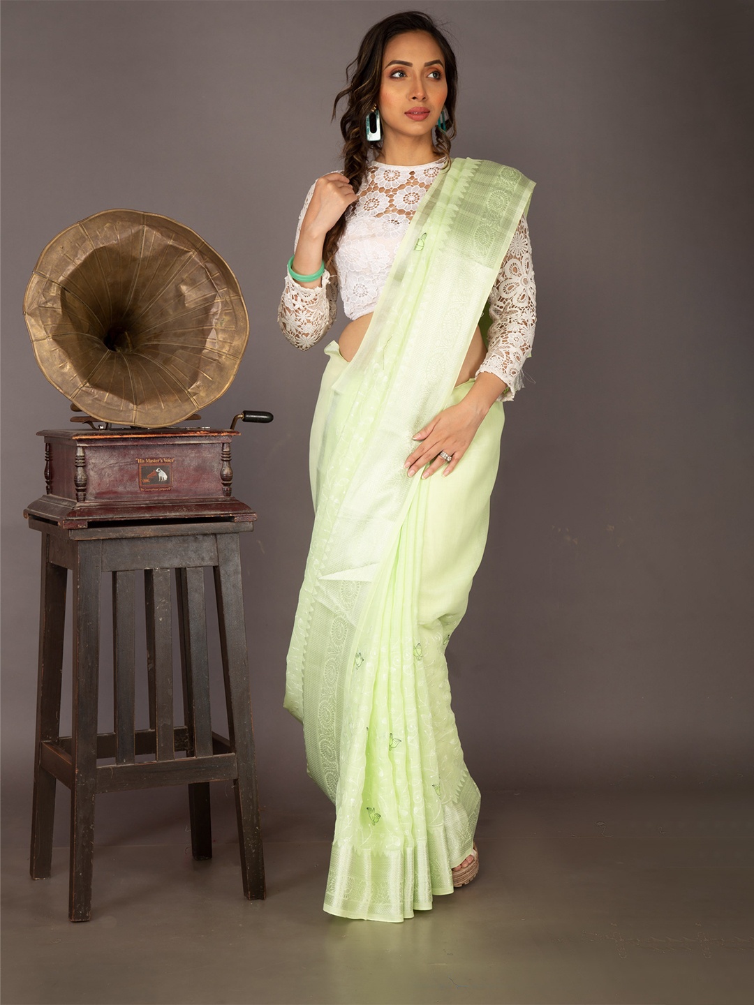

Unnati Silks Green & Silver-Toned Woven Design Embroidered Linen Blend Jamdani Saree