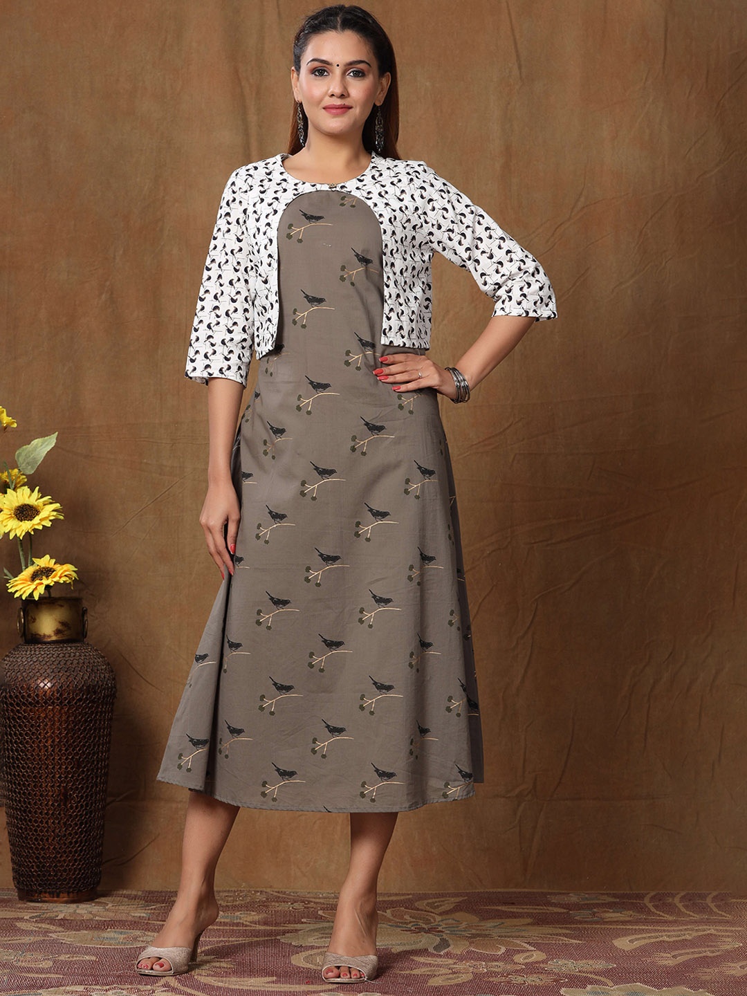 

MIRAVAN Women Grey Bird Printed Kurta