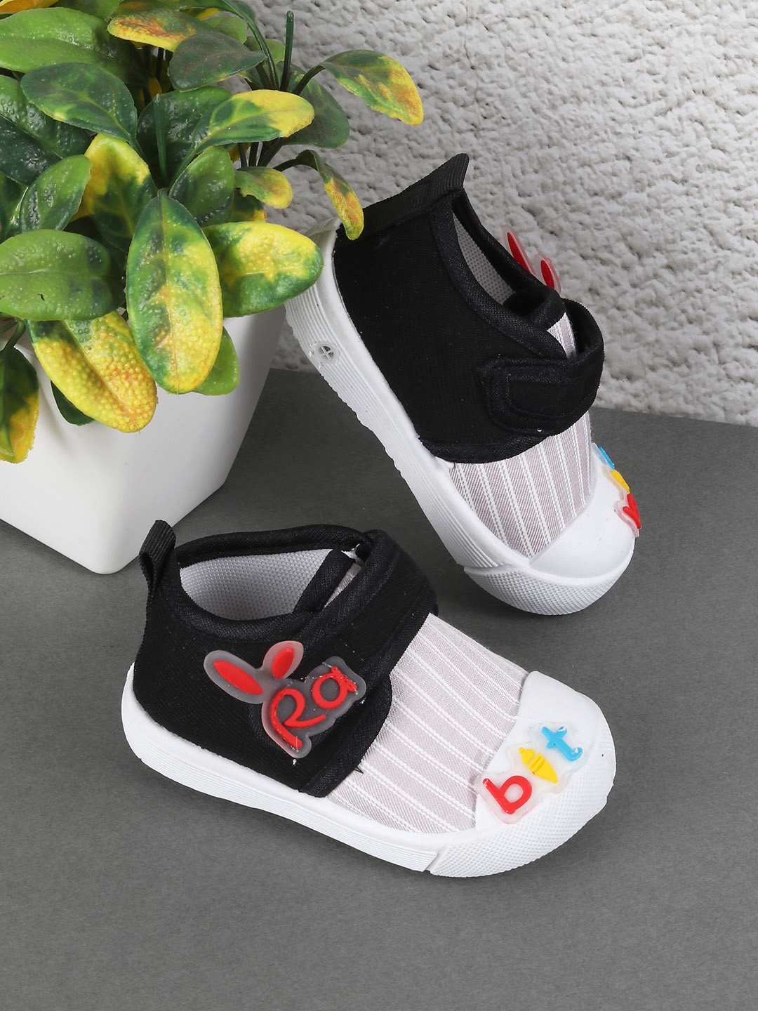 

Jazzy Juniors Unisex Kids Black Woven Design Slip-On Sneakers