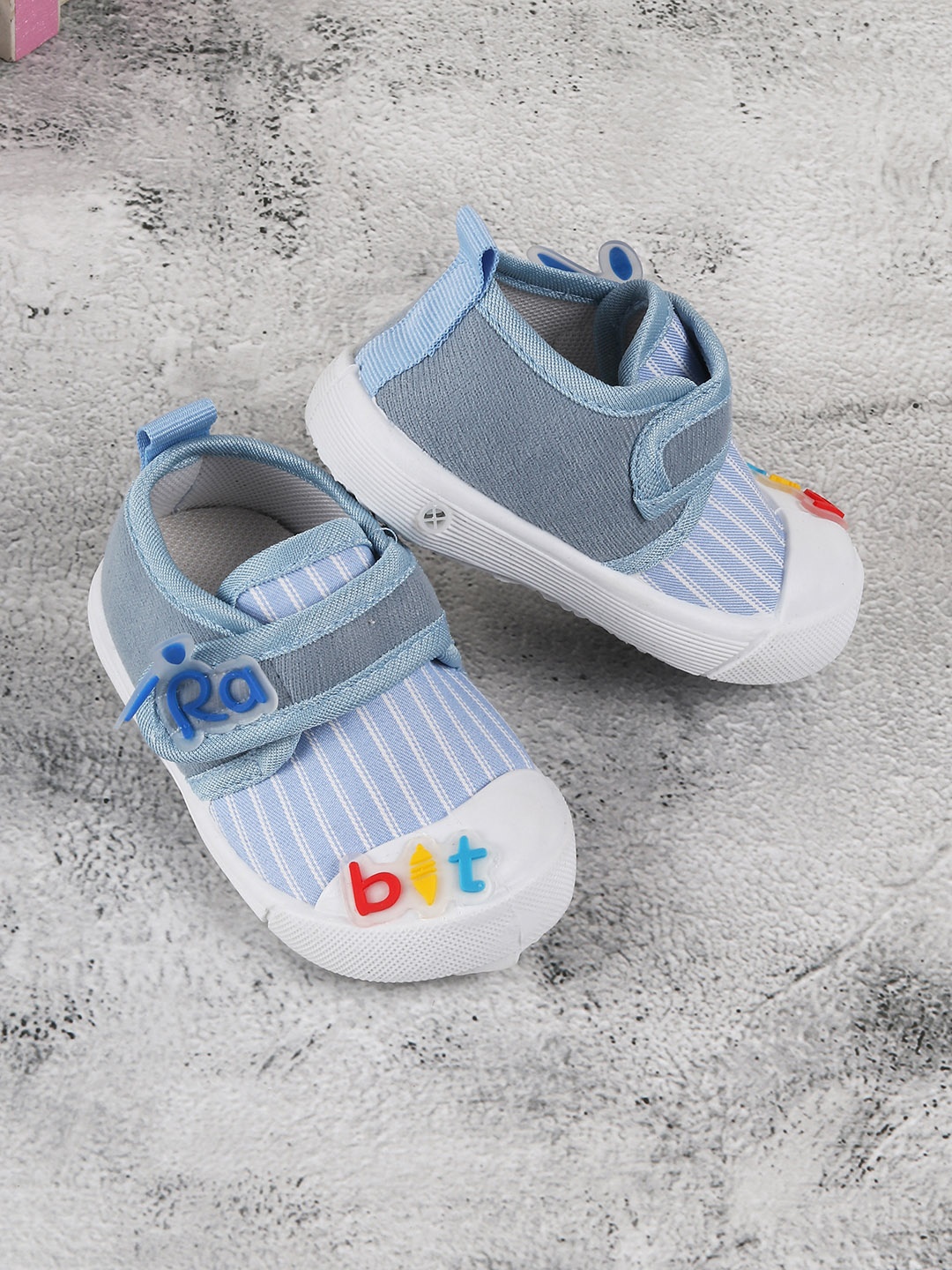 

Jazzy Juniors Unisex Kids Blue Woven Design Sneakers