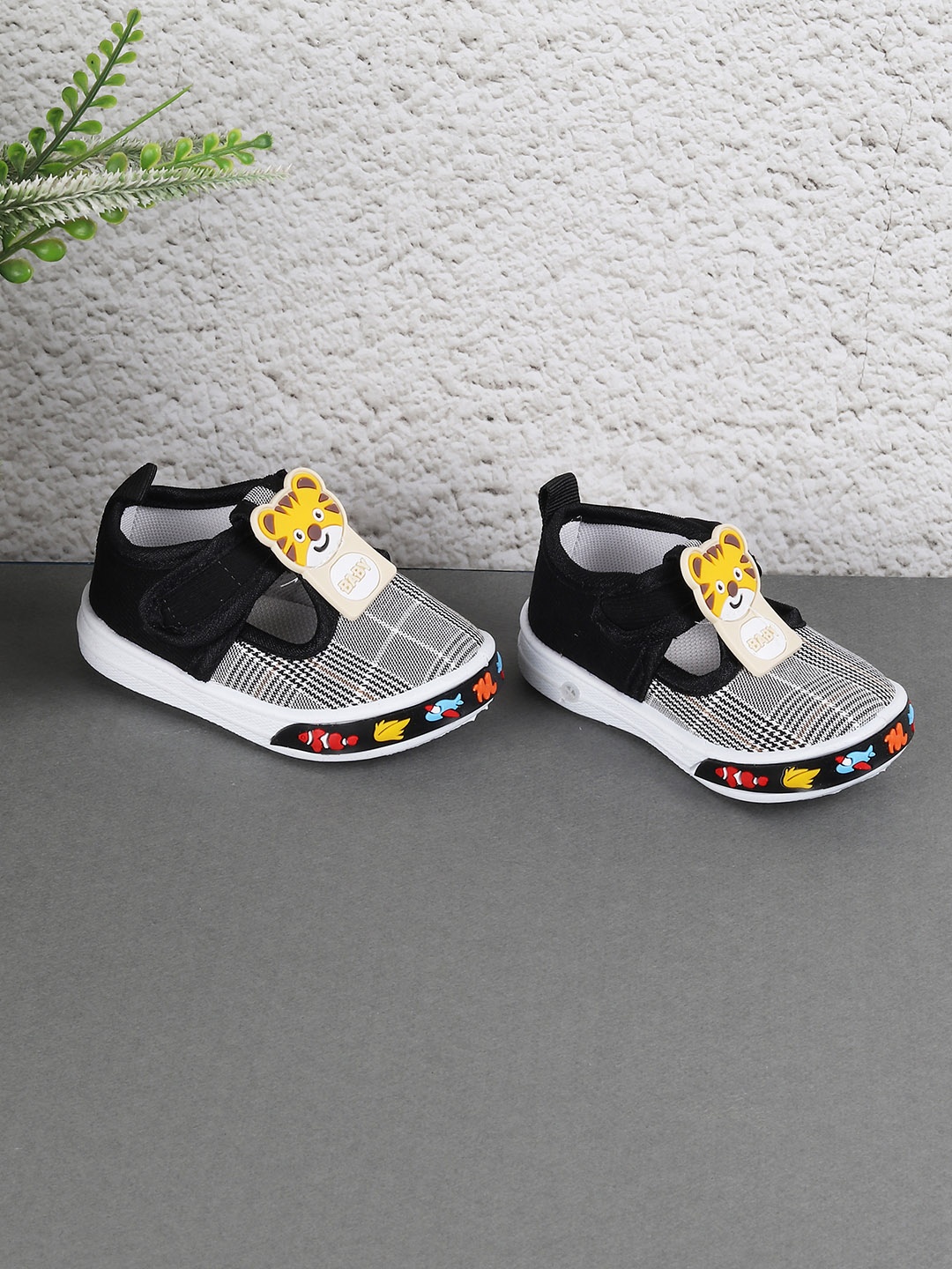 

Jazzy Juniors Unisex Kids Black Woven Design Sneakers
