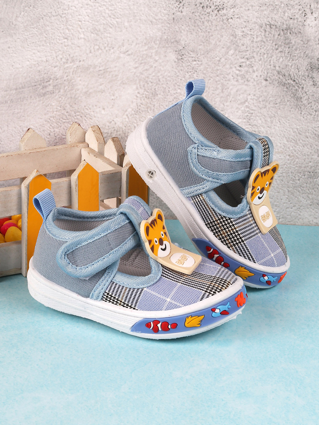 

Jazzy Juniors Unisex Kids Blue Woven Design Slip-On Sneakers