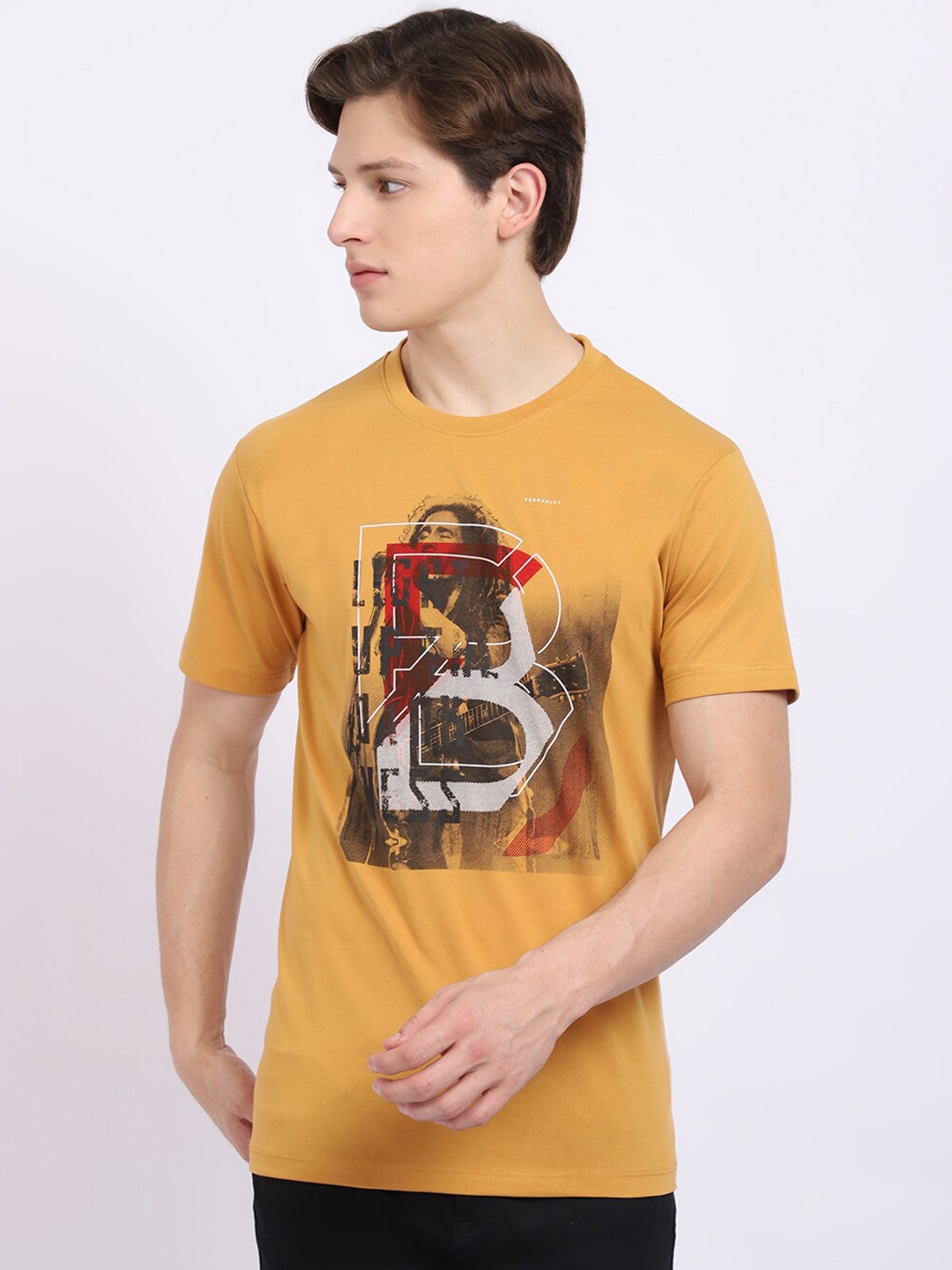 

VENITIAN Men Mustard Yellow Typography Printed Applique Slim Fit T-shirt