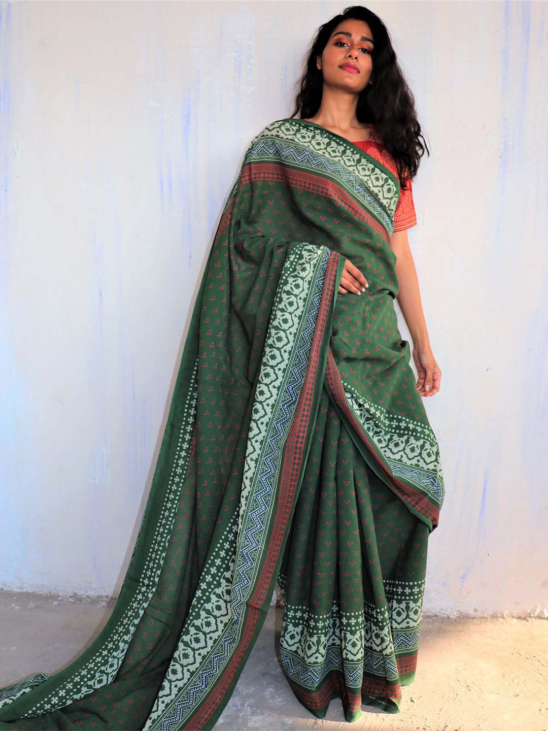 

Chidiyaa Green & White Floral Printed Pure Cotton Saree