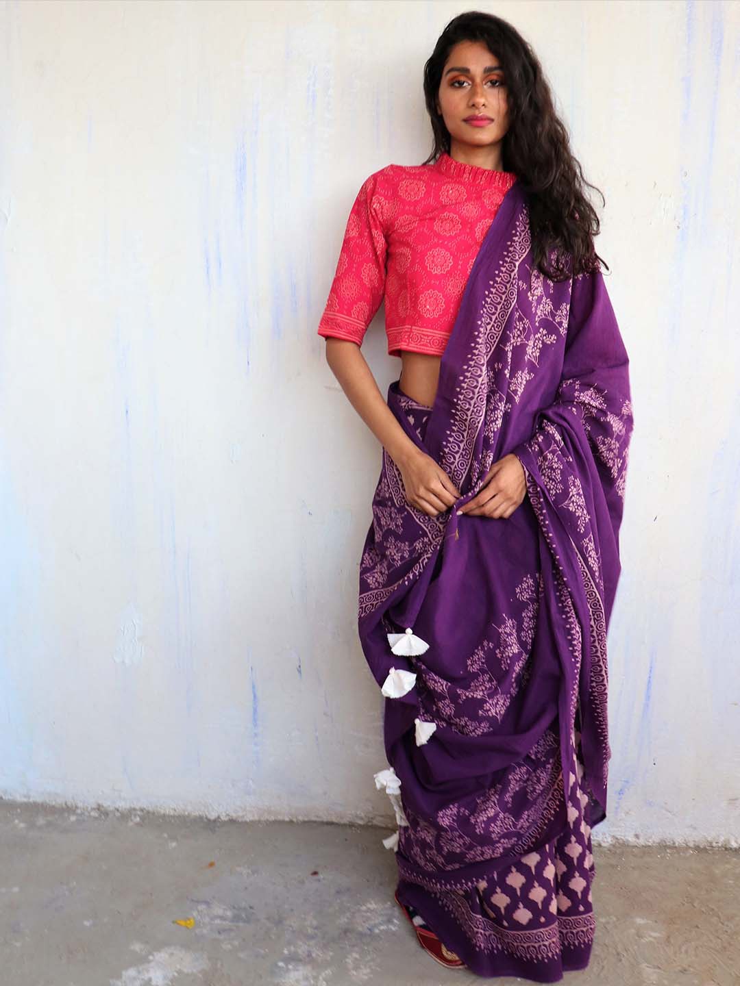 

Chidiyaa Purple & White Floral Pure Cotton Saree