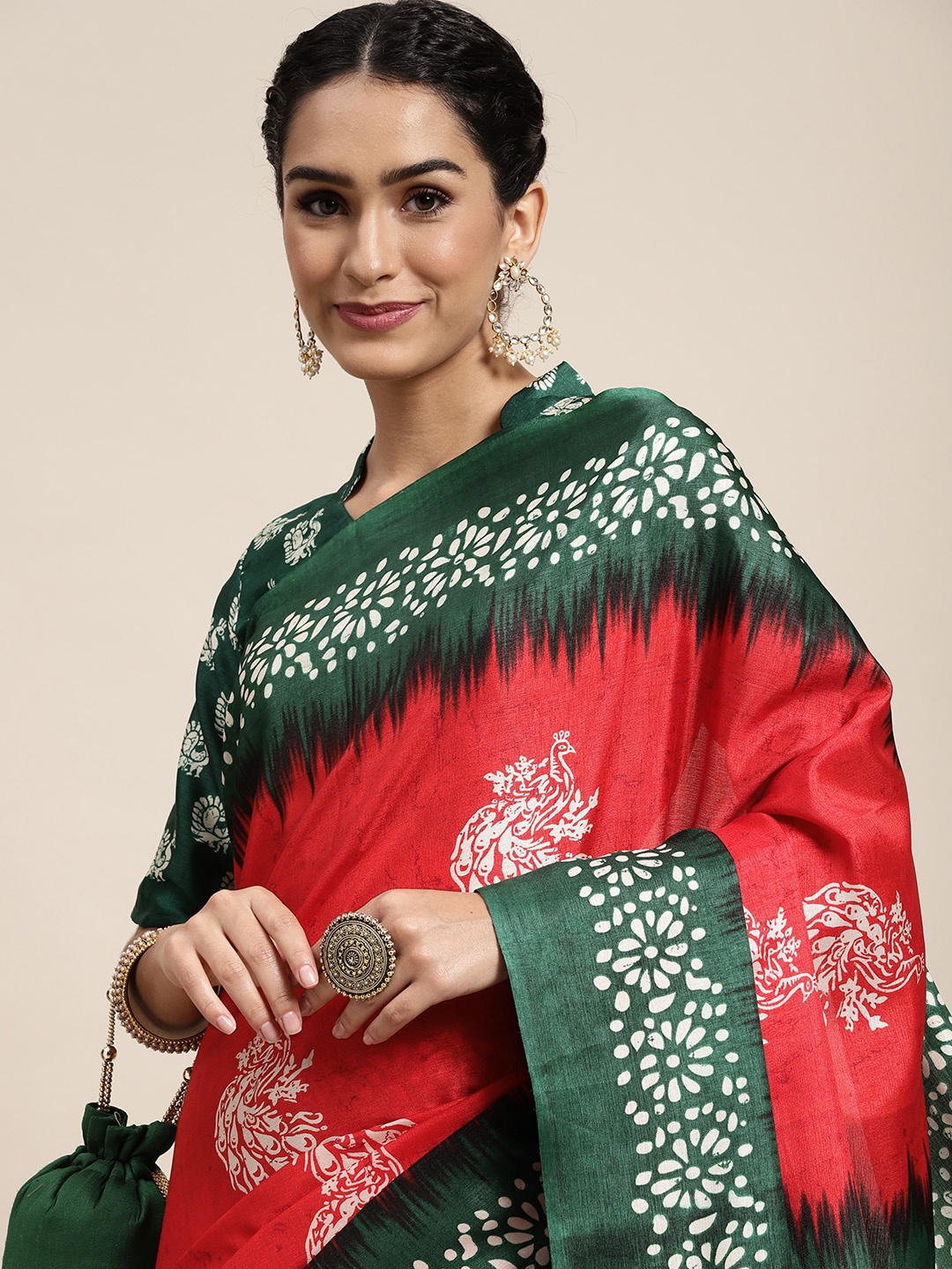 

Saree mall Red & Green Ethnic Motifs Print Silk Blend Block Print Saree