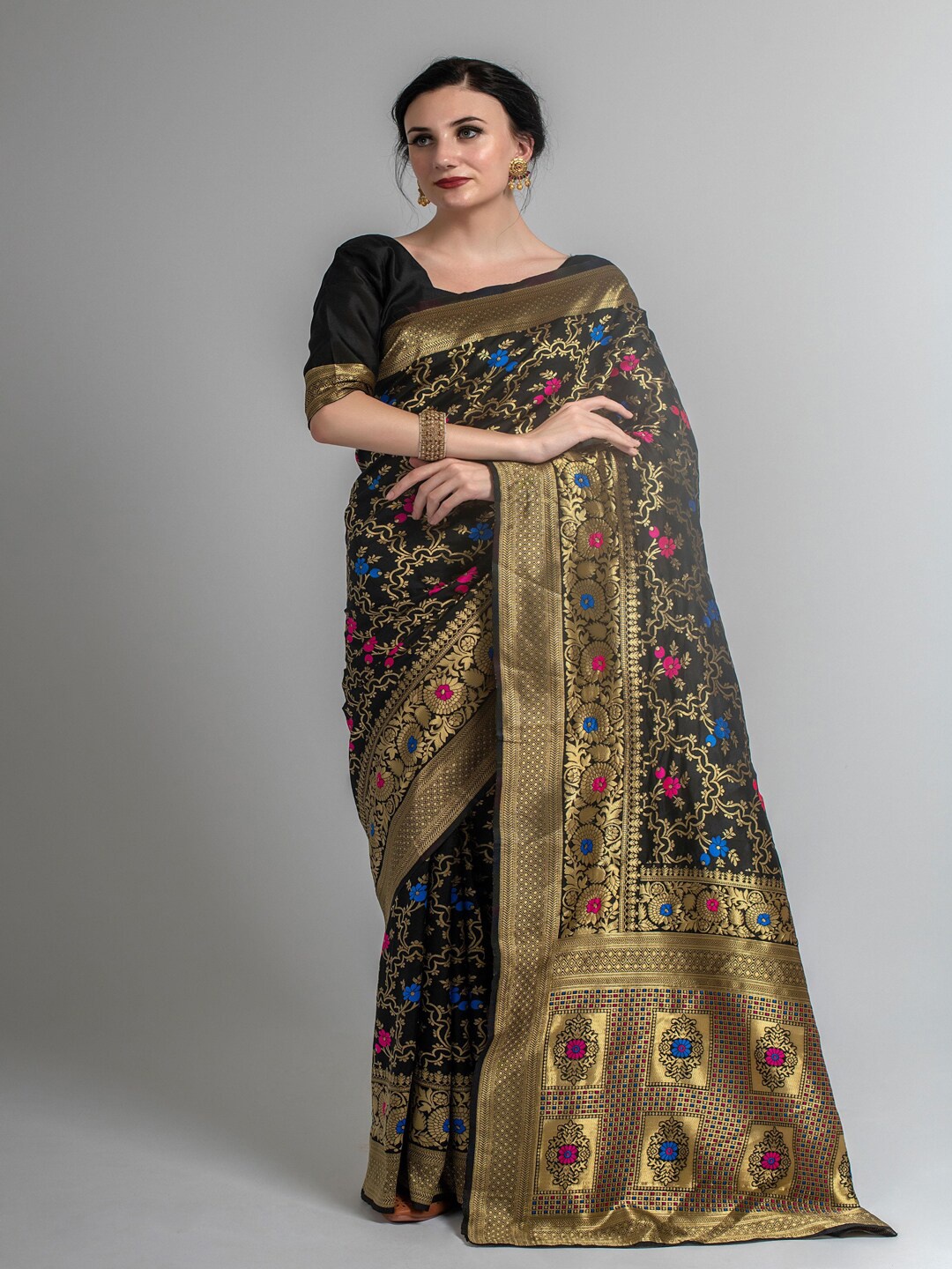 

Lilots Black & Gold-Toned Floral Silk Blend Banarasi Saree