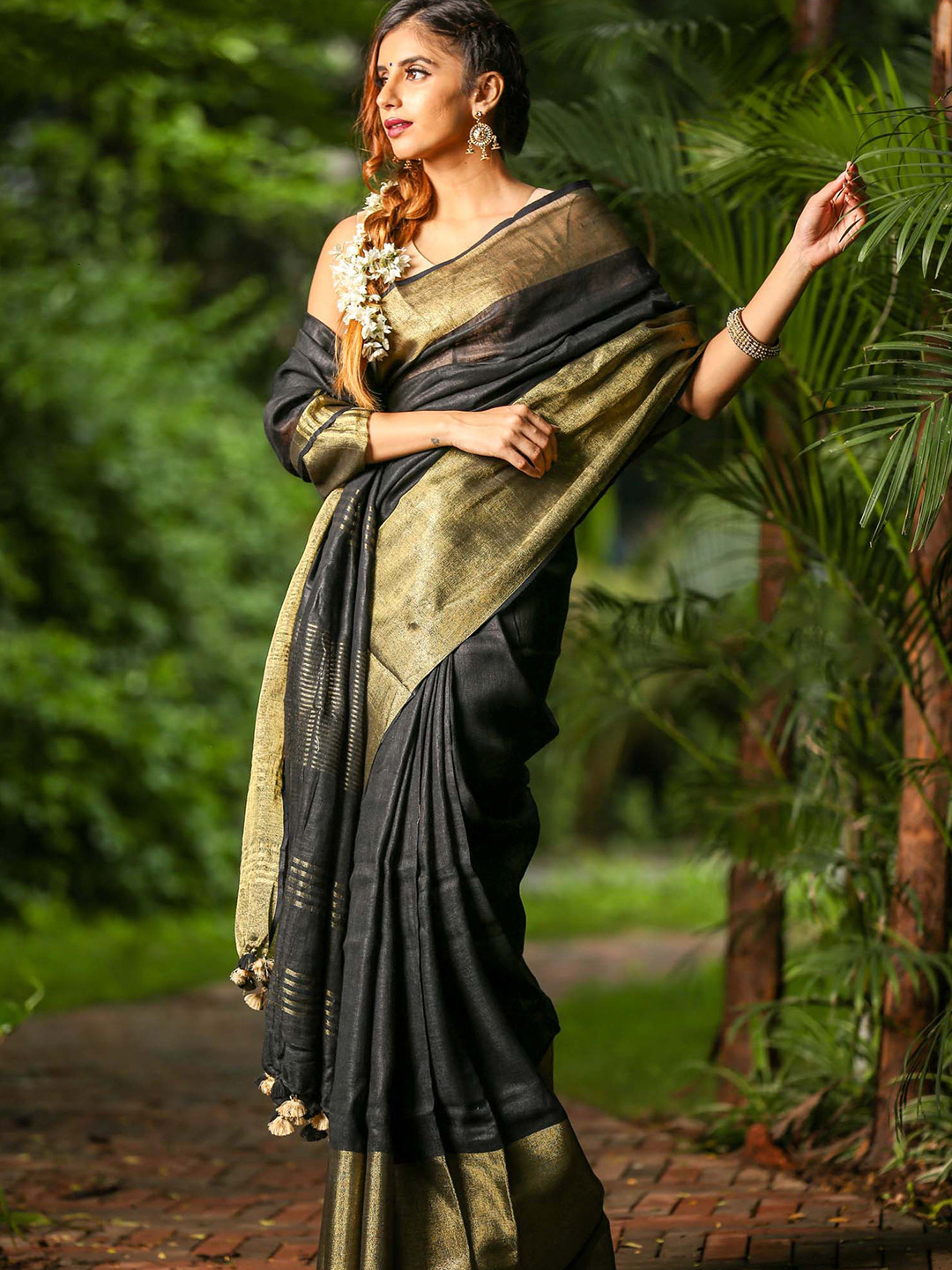 

BEATITUDE Black & Gold-Toned Pure Linen Saree