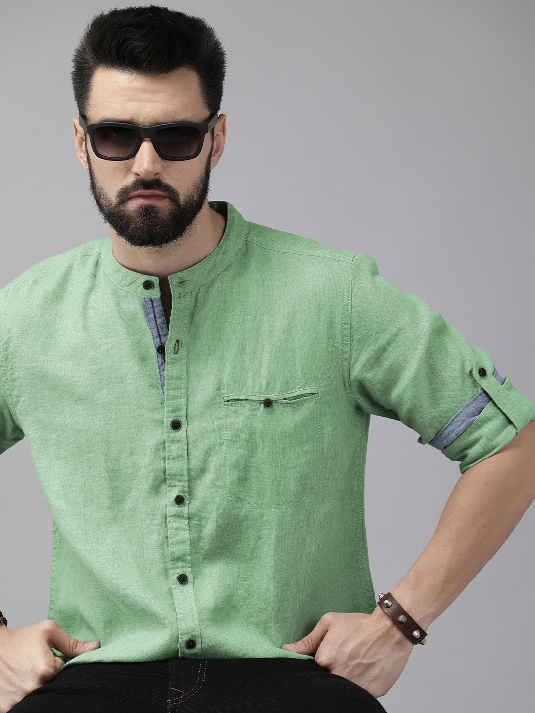 

The Roadster Lifestyle Co. Men Green Solid Roll-Up Sleeves Casual Shirt