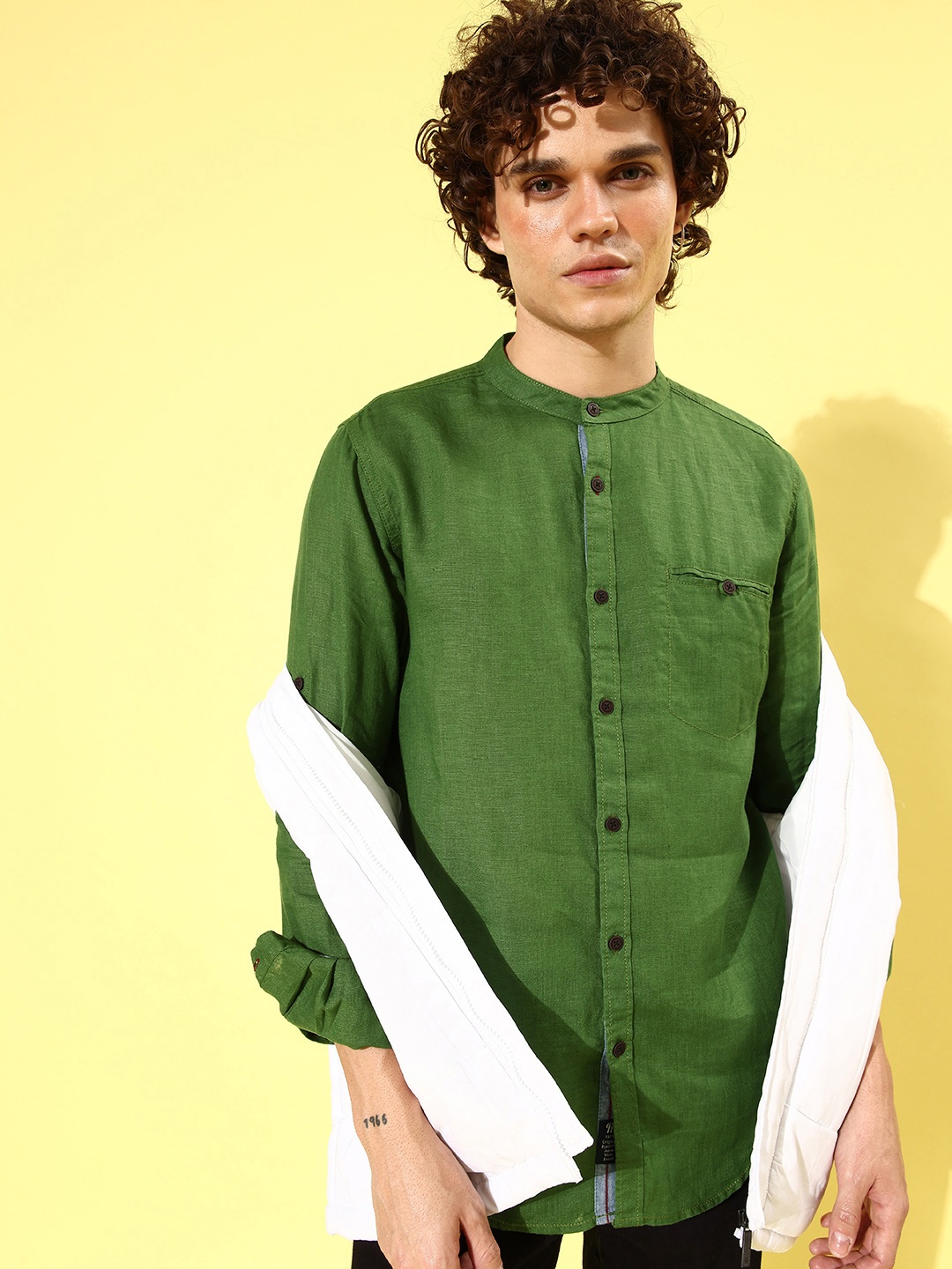 

The Roadster Lifestyle Co. Men Green Solid Solid Linen Casual Shirt