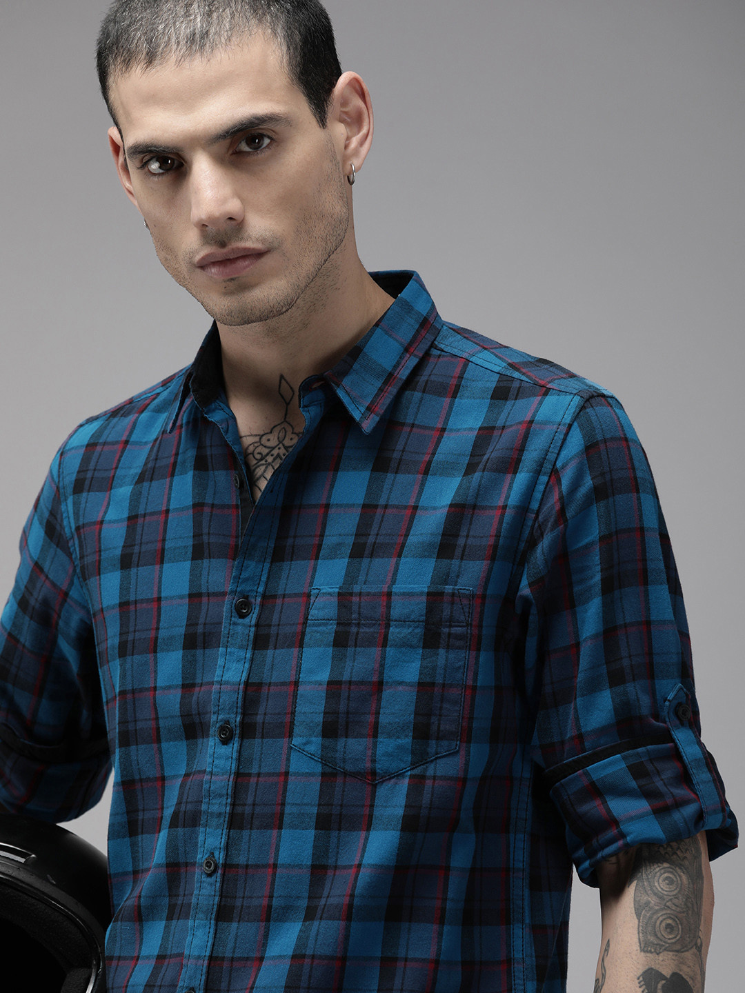 

Roadster Men Blue Checked Casual Shirt